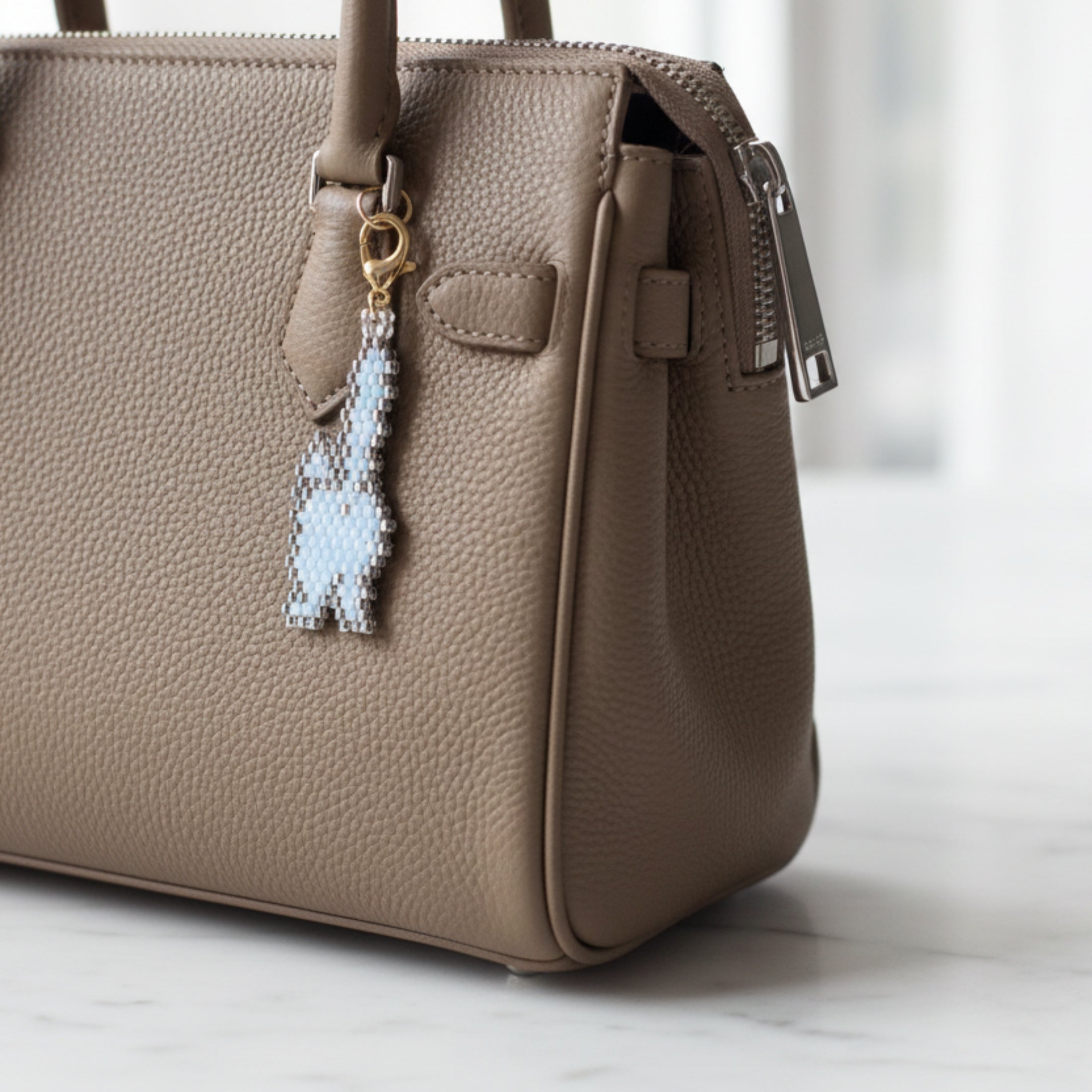 Charm Tatou le Matou en perles Miyuki accroché sur sac à main - Accessoire fait main ÔParis
