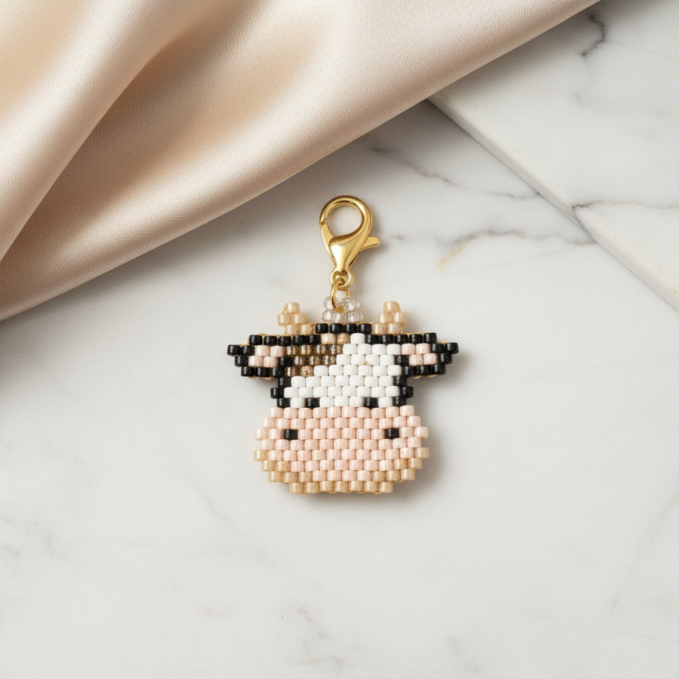 Charm Rosalie la Vachette fait main en perles Miyuki rose clair noir blanc marron - ÔParis
