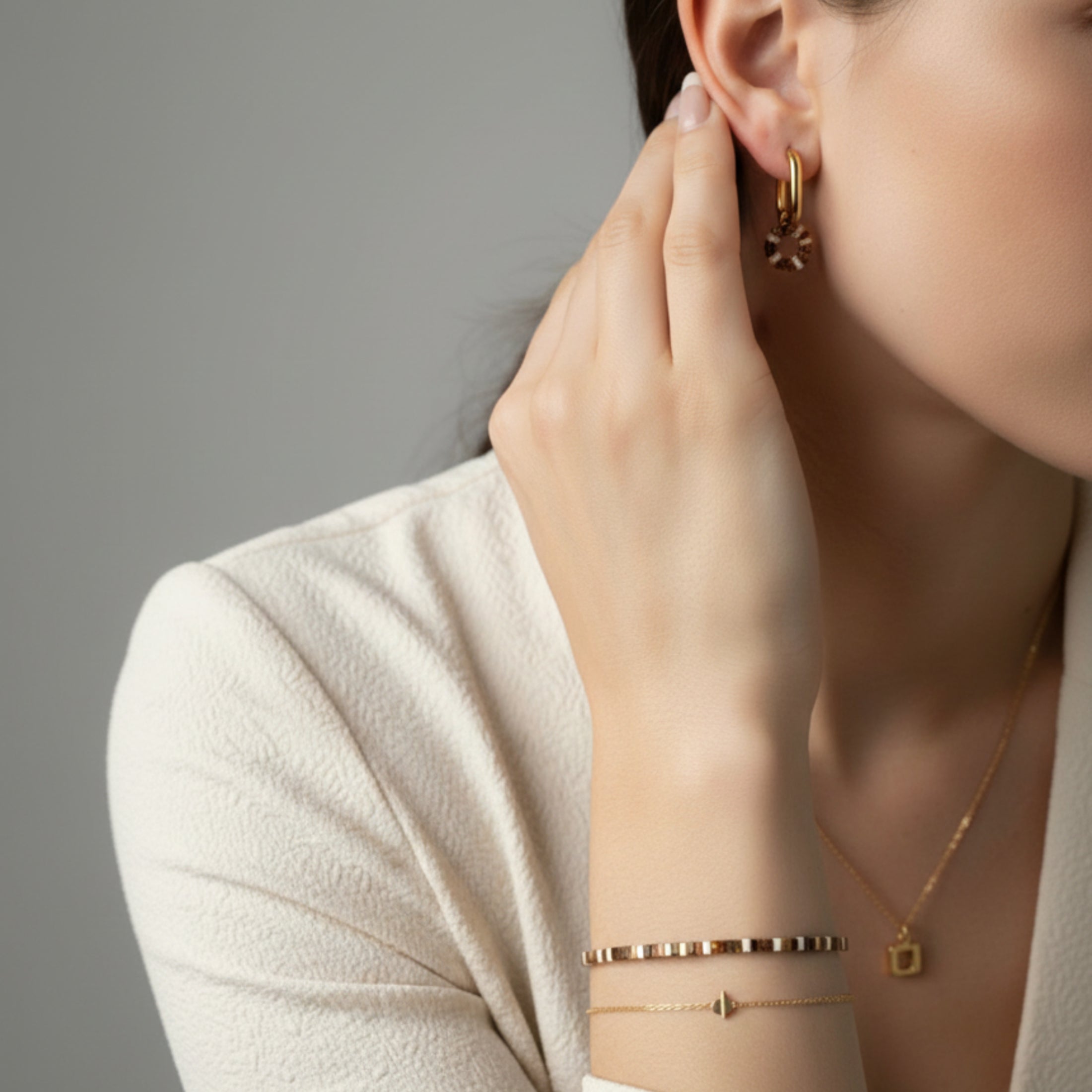 Bracelet Axel ÔParis porté - création artisanale fait main perles Miyuki Tila marron or 24K
