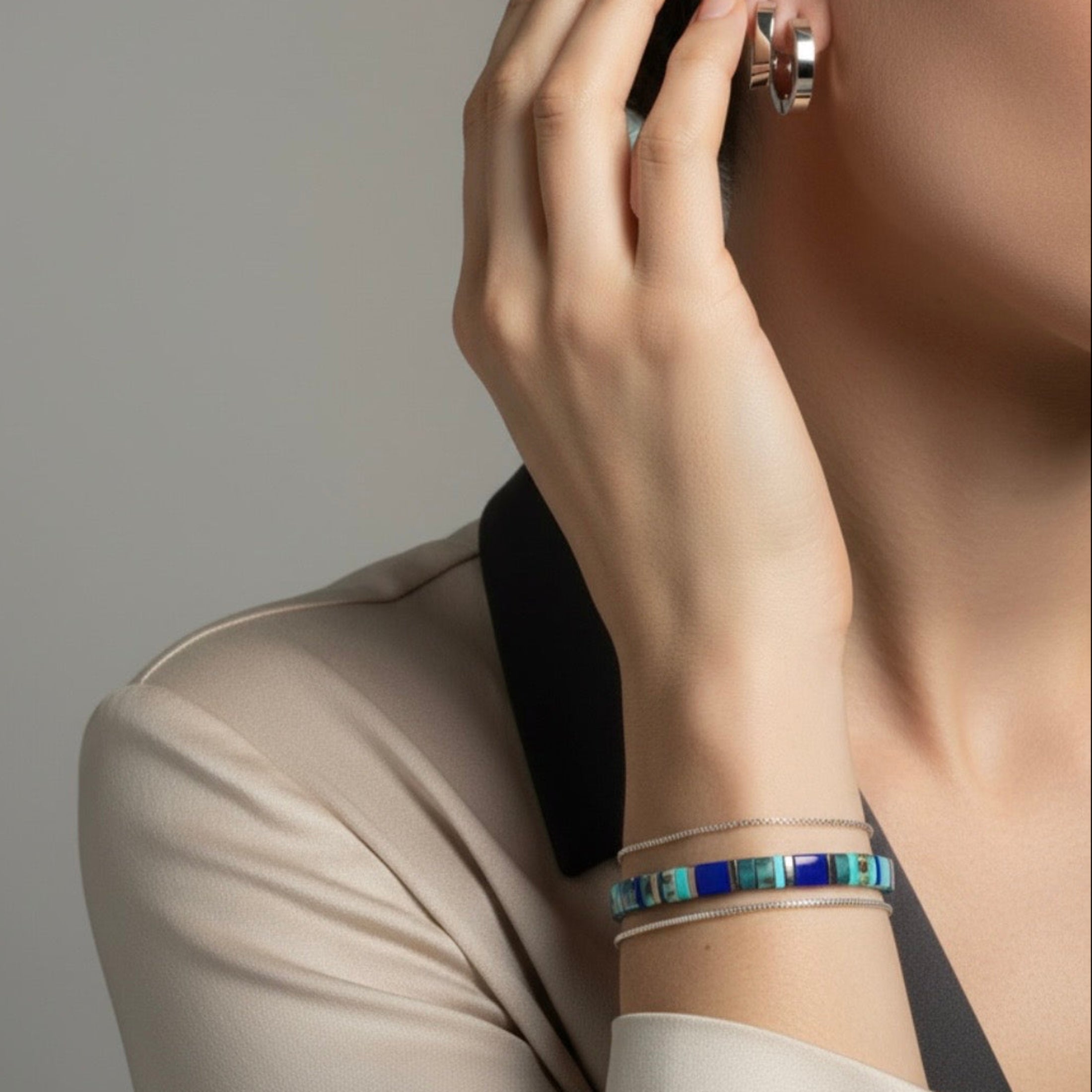 Bracelet Tilan ÔParis porté - création artisanale fait main perles Miyuki Tila bleu argent
