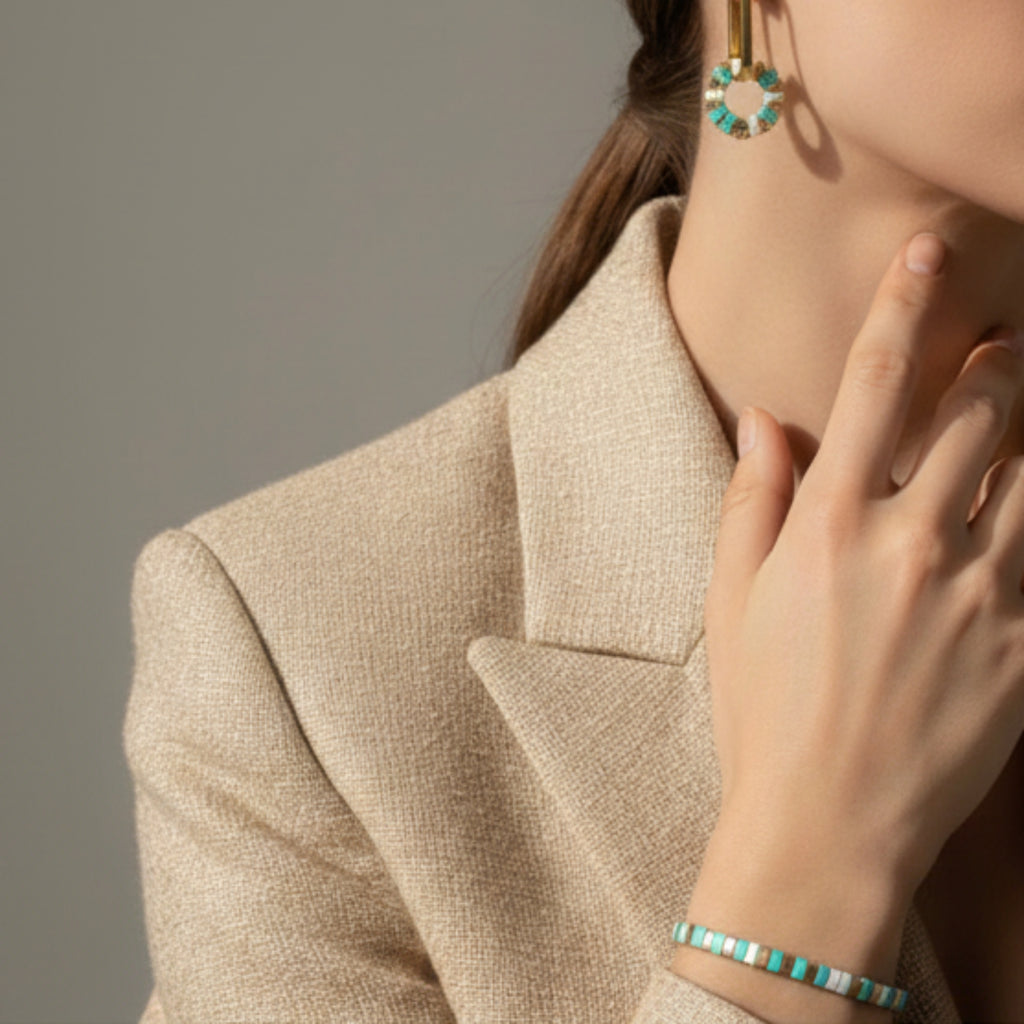 Bracelet Louison ÔParis porté - création artisanale fait main perles Miyuki Tila bleu bronze
