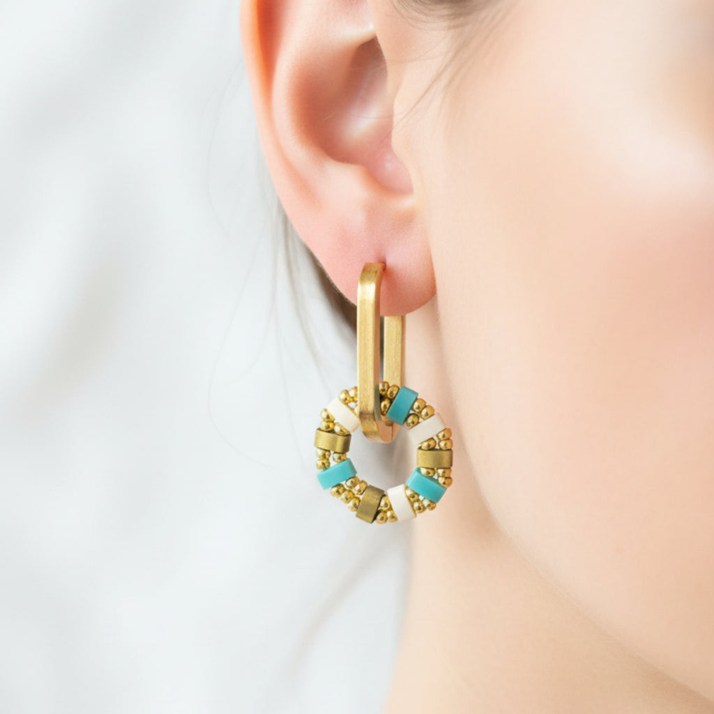 Pampilles Louison ÔParis portées - boucles d'oreilles fait main perles Miyuki Tila bleu bronze blanc
