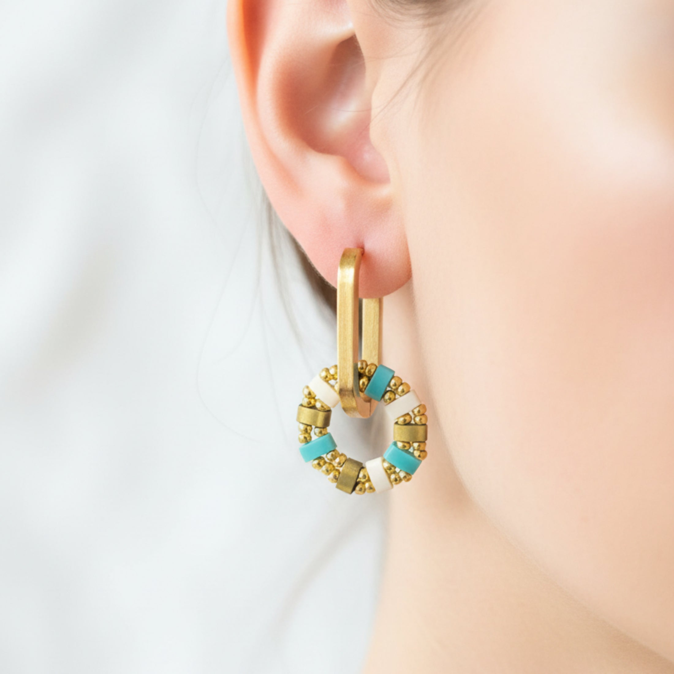 Pampilles Louison ÔParis portées - boucles d'oreilles fait main perles Miyuki Tila bleu bronze blanc
