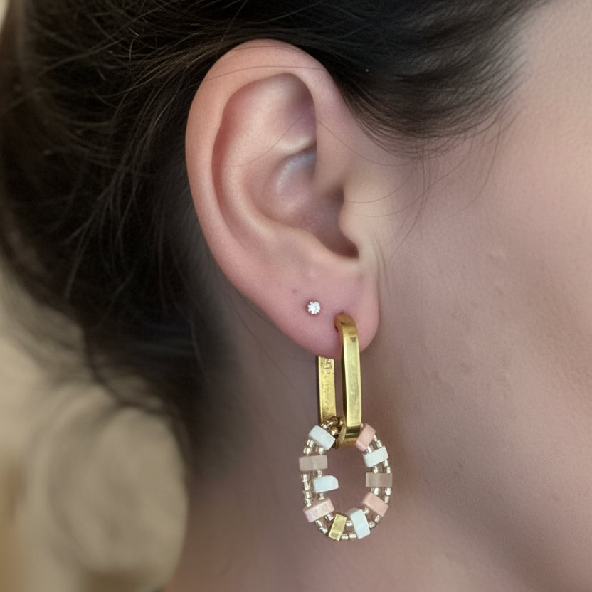 Pampilles Liam ÔParis portées - boucles d'oreilles fait main perles Miyuki Tila rose saumon or plaqué 24 carats
