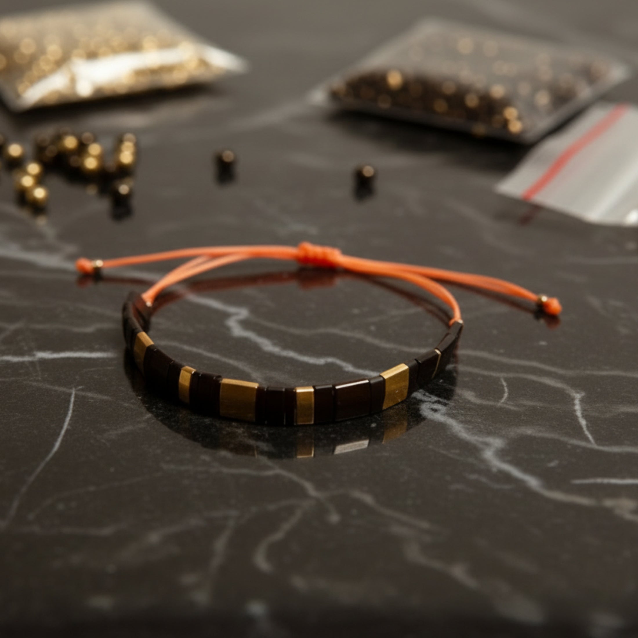 Bracelet Gwen ÔParis réglable - bracelet fait main perles Tila noires or 24 carats cordon ciré orange
