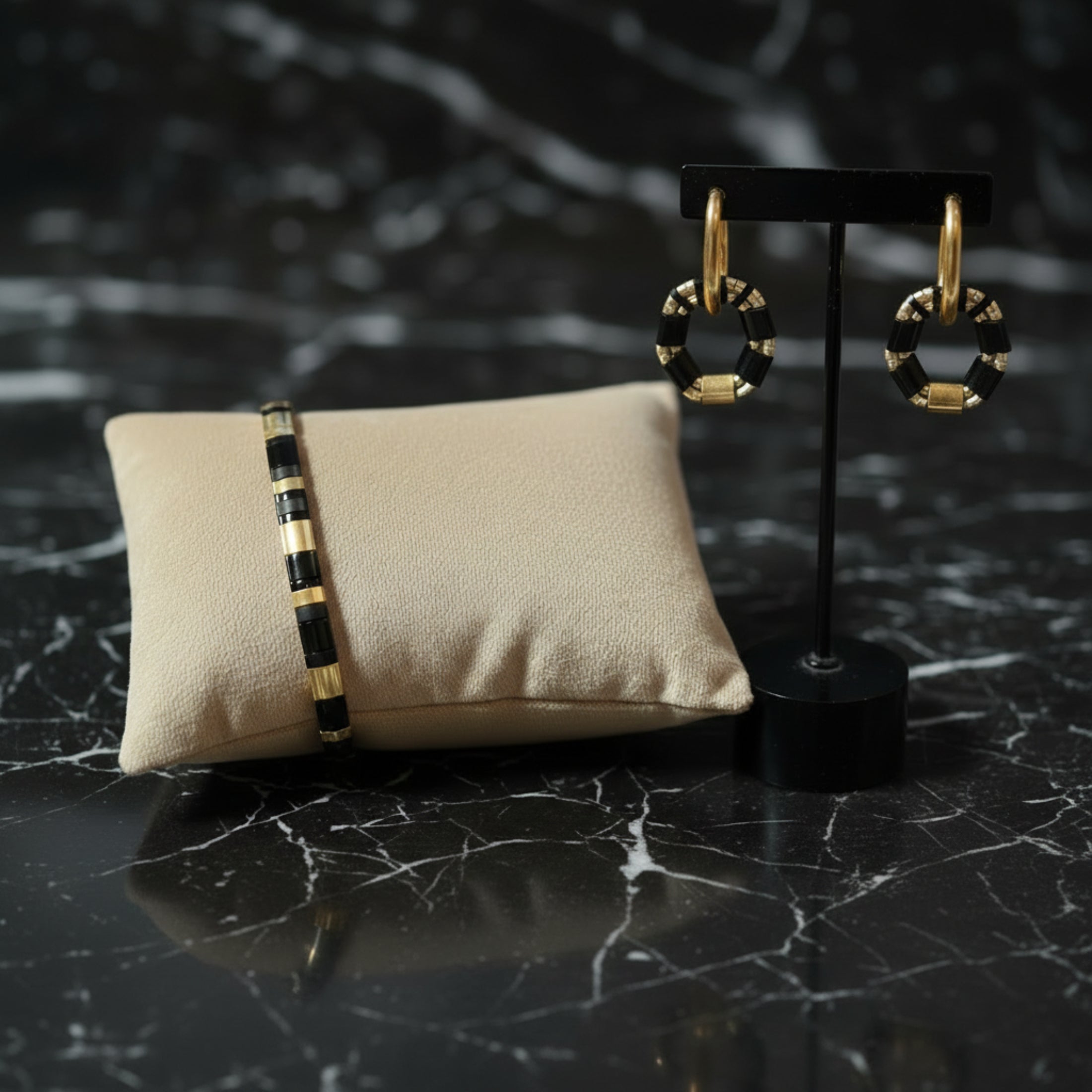 Parure Gwen ÔParis - ensemble créoles pampilles bracelet perles Miyuki Tila noir doré
