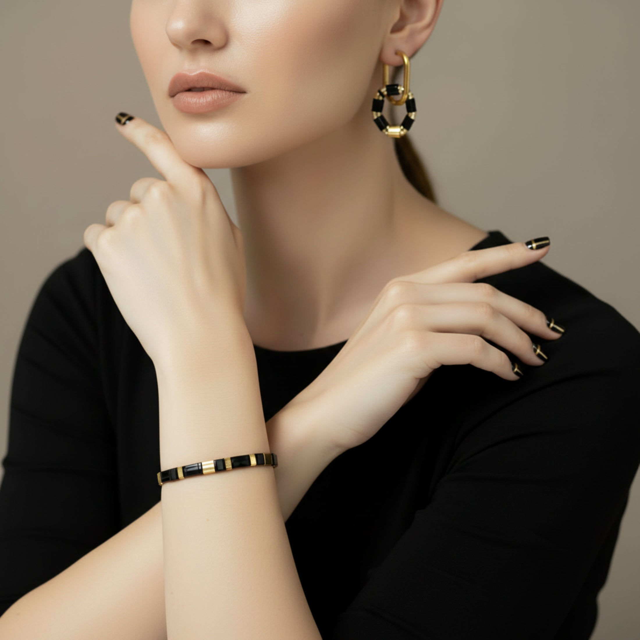 Parure Gwen ÔParis portée - boucles d'oreilles créoles pampilles bracelet réglable noir doré
