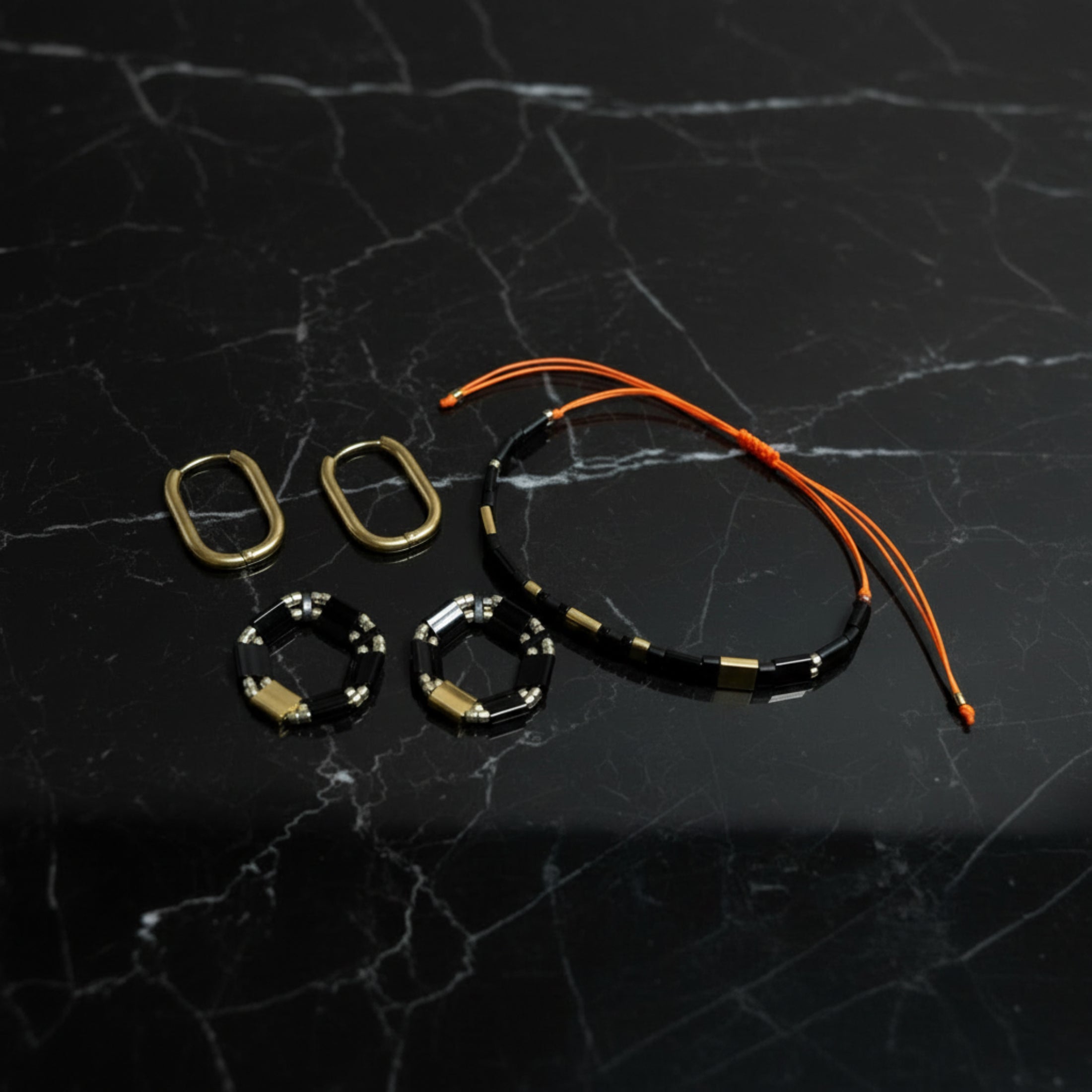 Parure Gwen ÔParis détail - créoles pampilles Miyuki Tila bracelet réglable cordon noir orange
