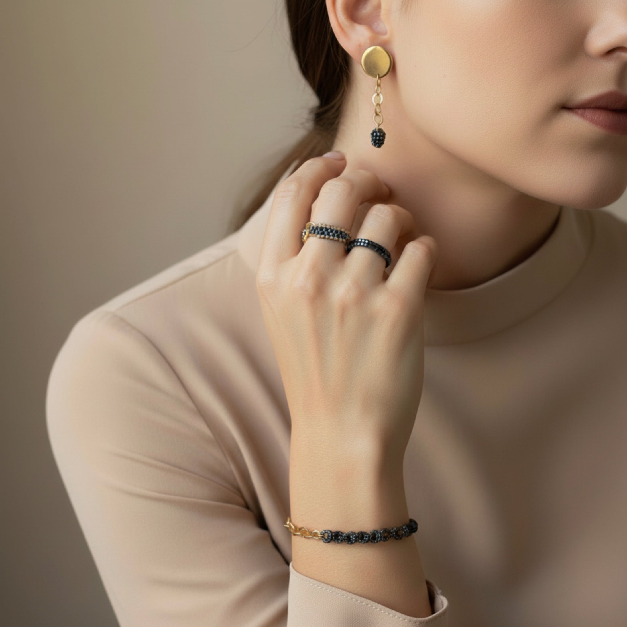 Parure Éclat de Minuit ÔParis portée - bracelet bagues boucles d'oreilles Miyuki
