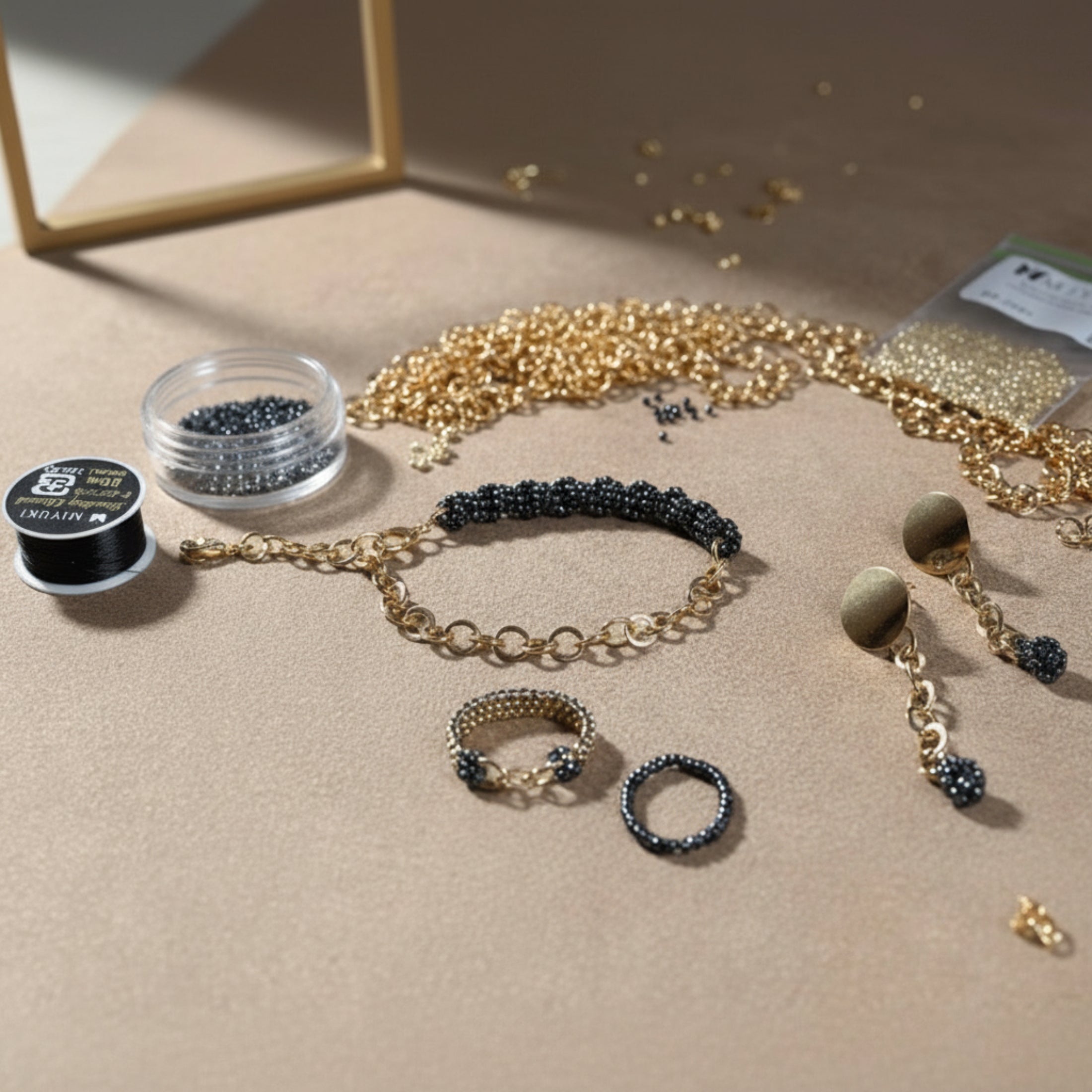 Parure Éclat de Minuit ÔParis détail tissage Miyuki Delicas et chaîne dorée
