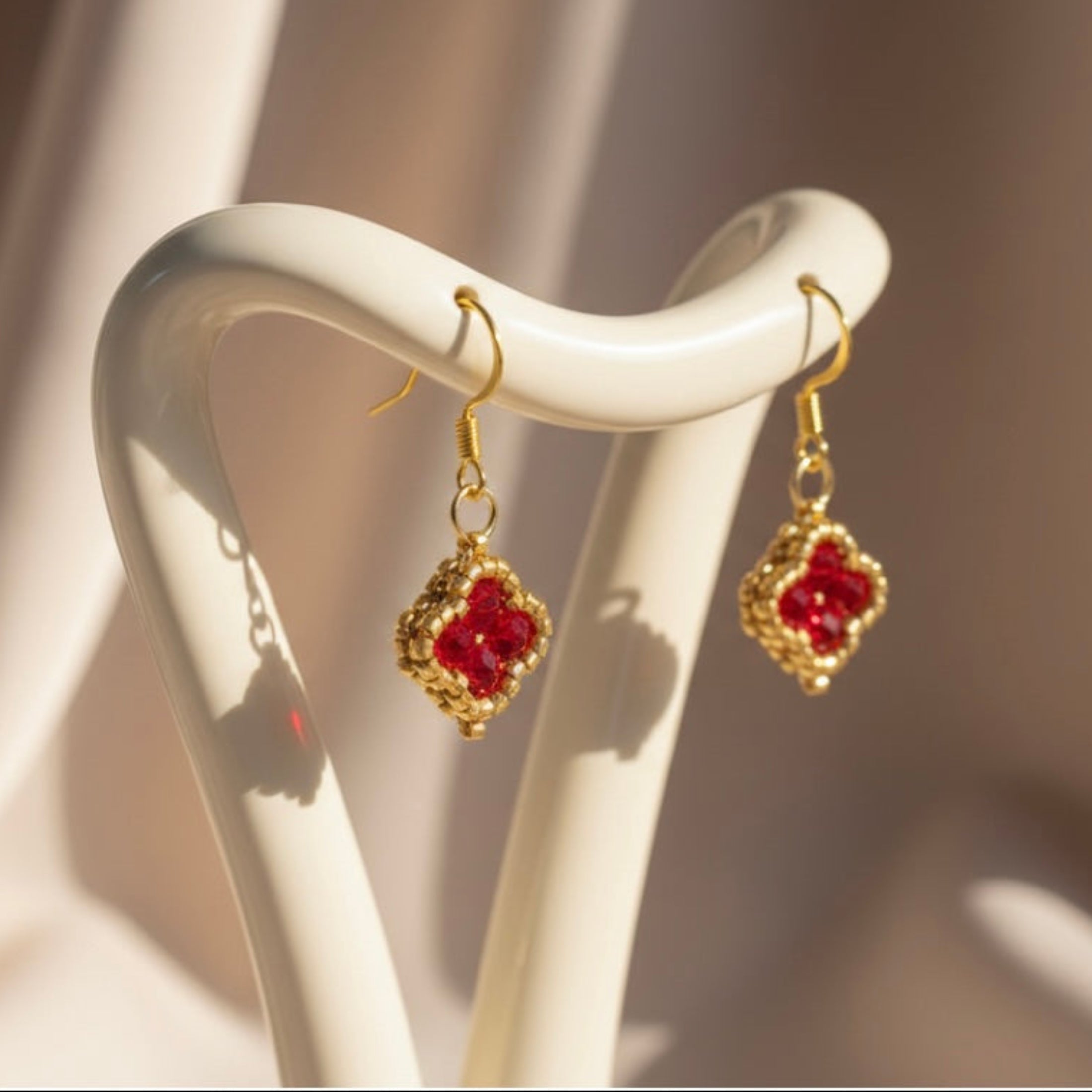 Boucles d'oreilles Miyuki dorées portées - Parure Envol Précieux fait main
