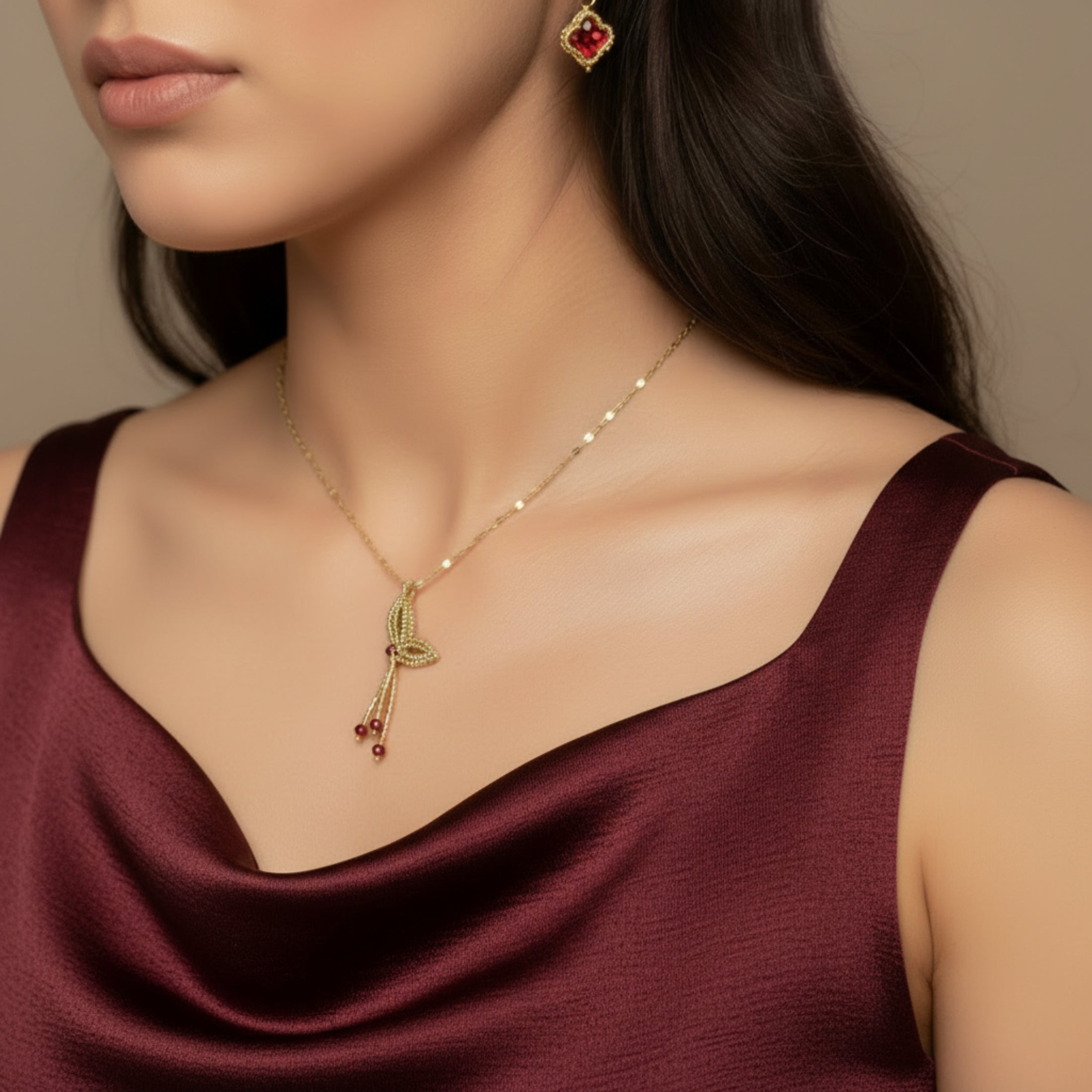 Collier papillon doré porté - Pendentif Miyuki fait main sur chaîne acier inoxydable
