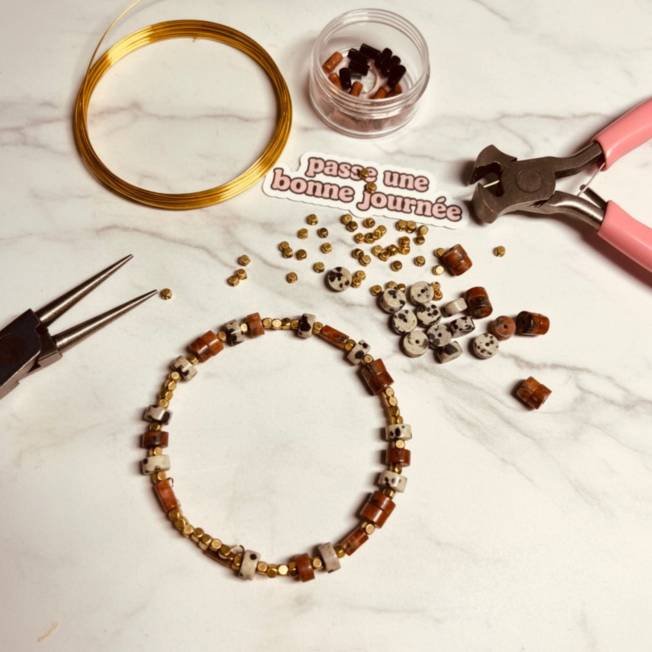 Création artisanale du Bracelet Émotion ÔParis - perles terracotta et laiton doré
