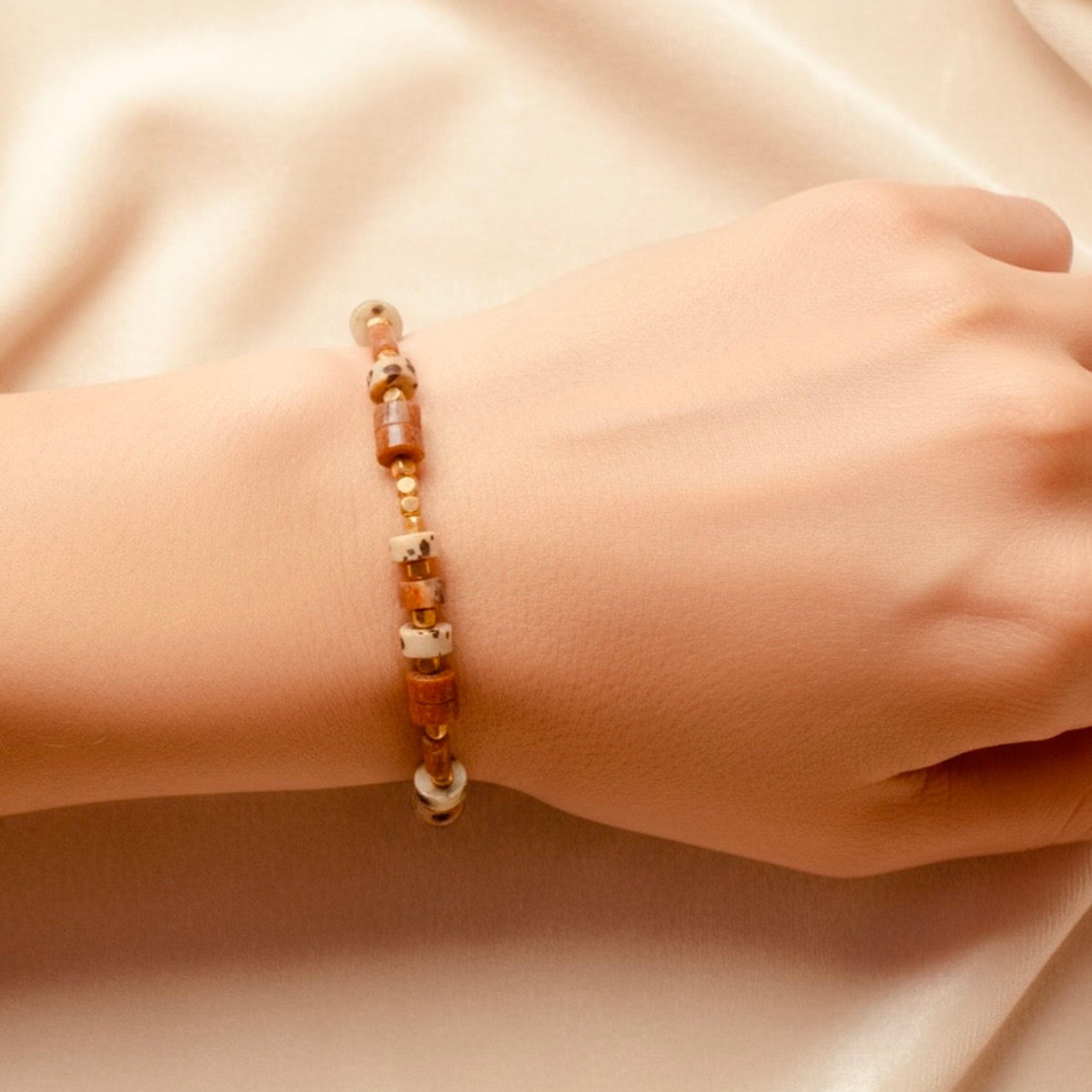 Bracelet Émotion ÔParis en perles écaille, terracotta et laiton doré porté au poignet
