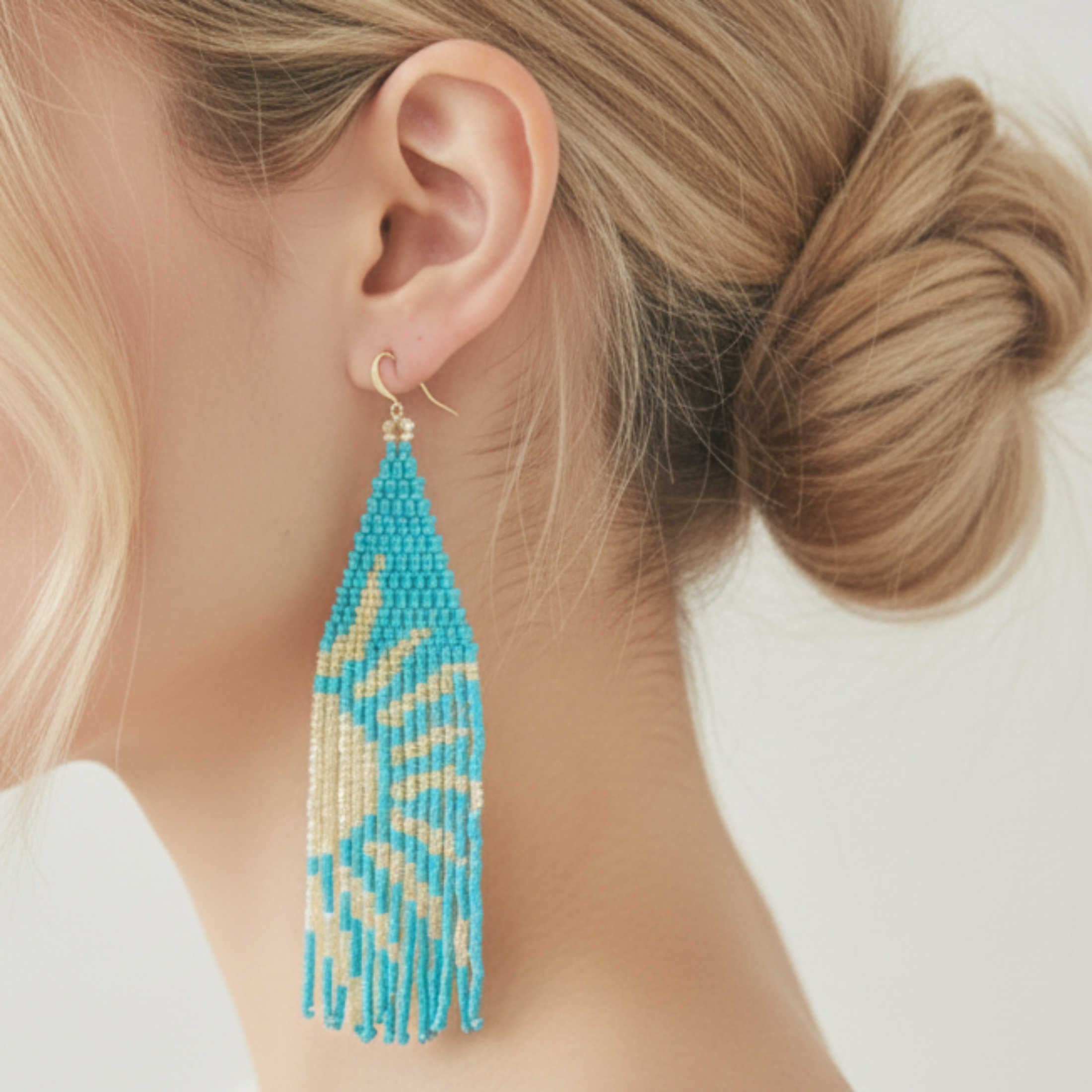 Boucles d'oreilles frange Miyuki portées - Hélène ÔParis bleu et or
