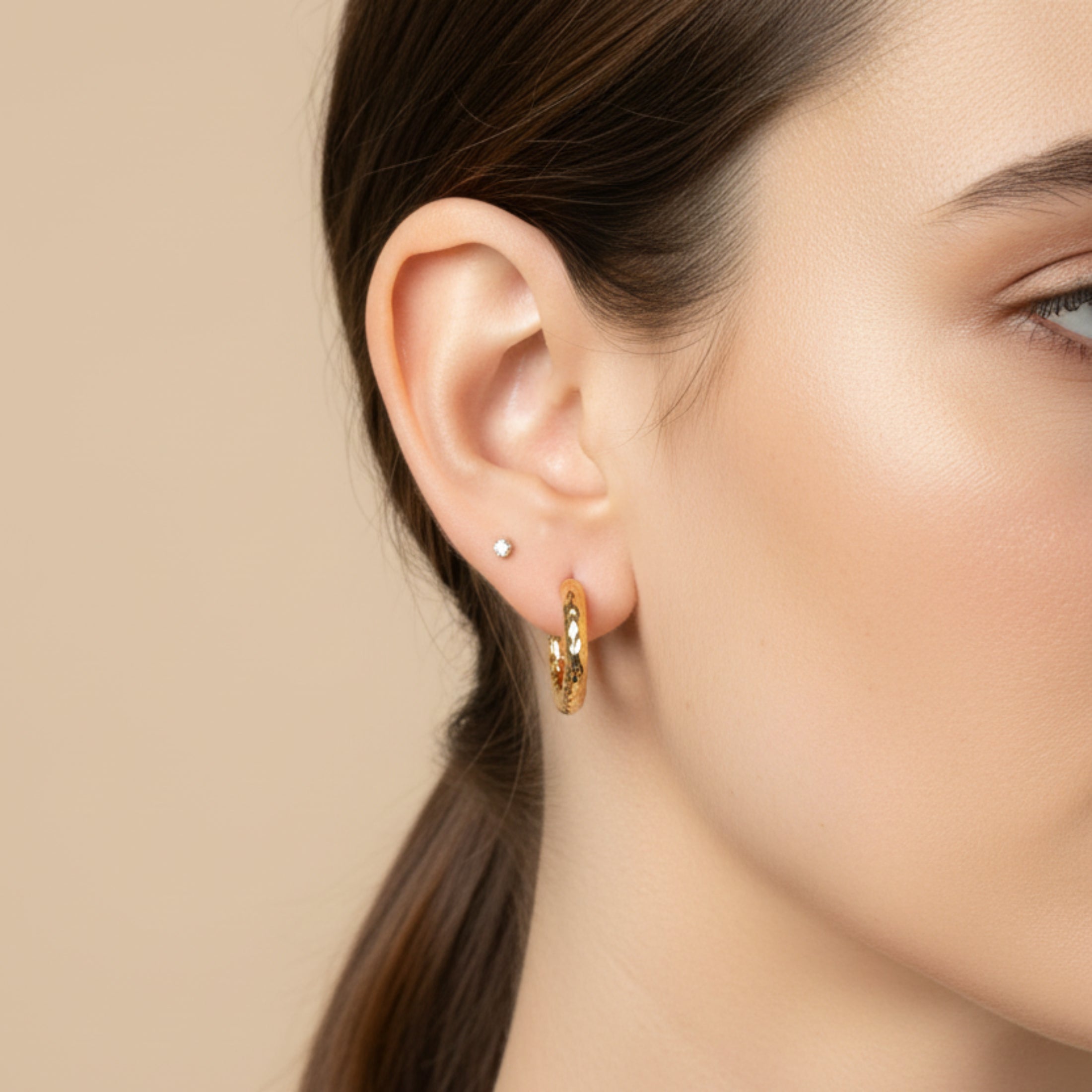  Boucles d'oreilles Mona ÔParis portées — créoles dorées martelées, légères et élégantes au quotidien