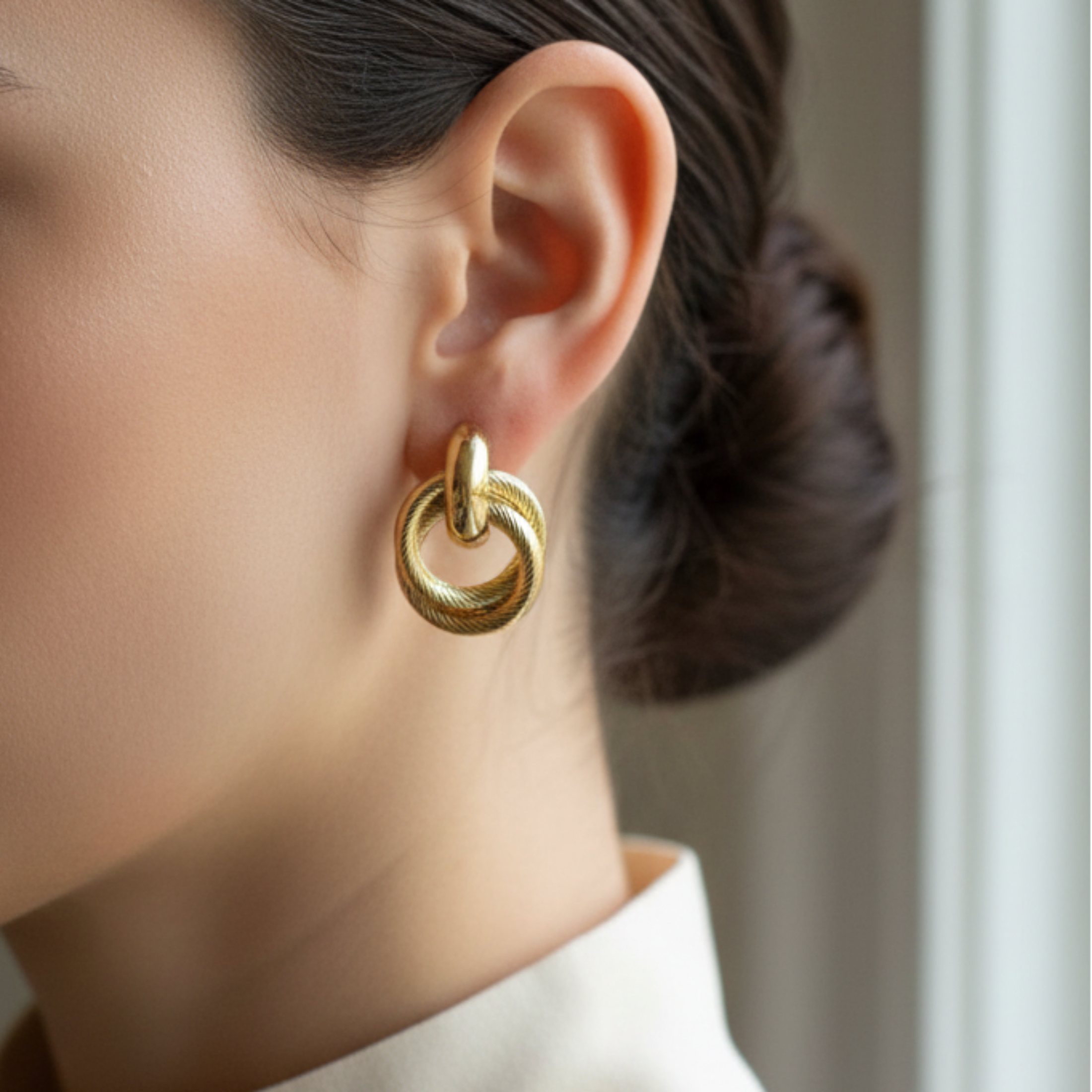 Boucles d'oreilles Idylle ÔParis portées — nœud sculptural doré, élégant et affirmé au quotidien