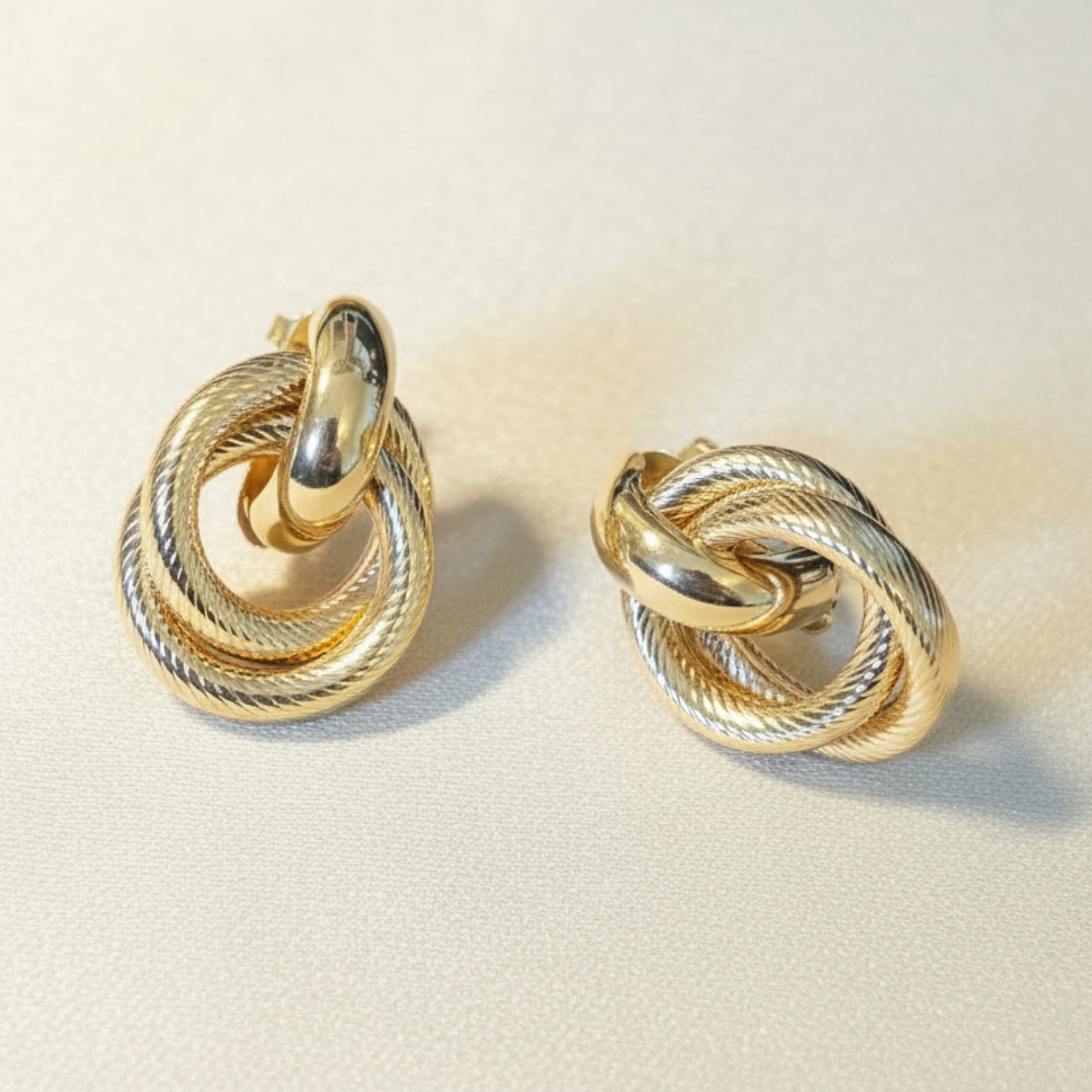 Boucles d'oreilles Idylle ÔParis — nœud doré torsadé en acier inoxydable, 2,5 × 2 cm