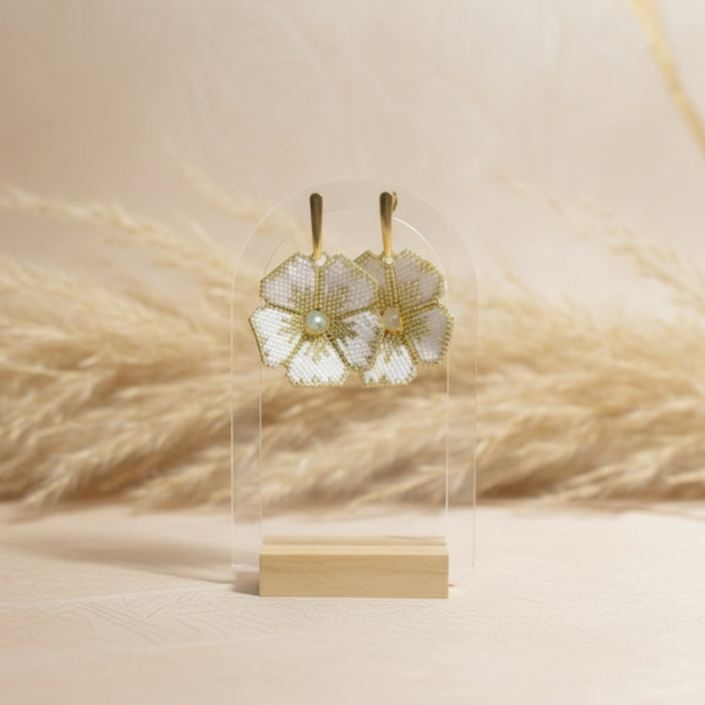 Boucles d'oreilles Sara ÔParis en perles Miyuki blanc et or sur présentoir acrylique