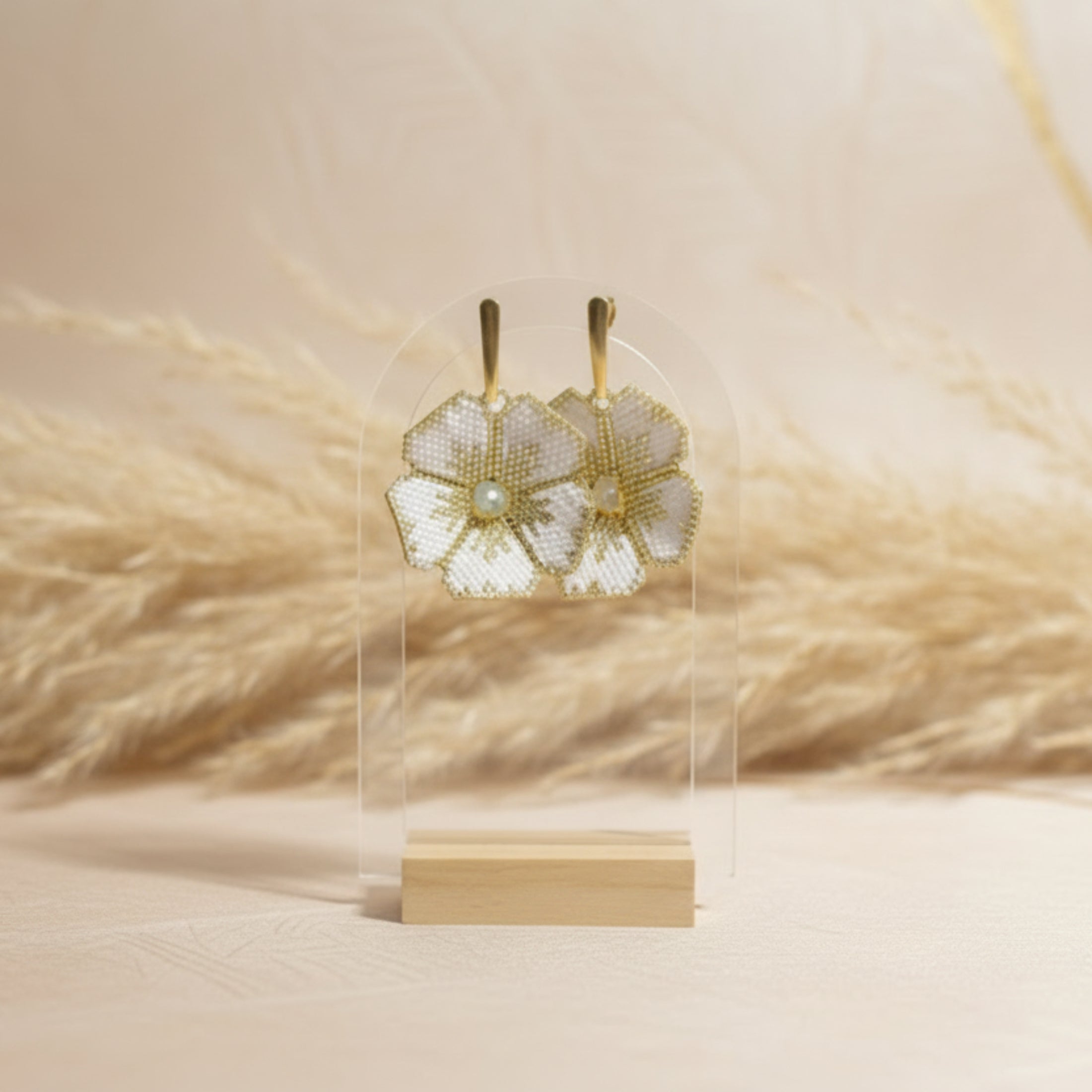 Boucles d'oreilles Sara ÔParis en perles Miyuki blanc et or sur présentoir acrylique