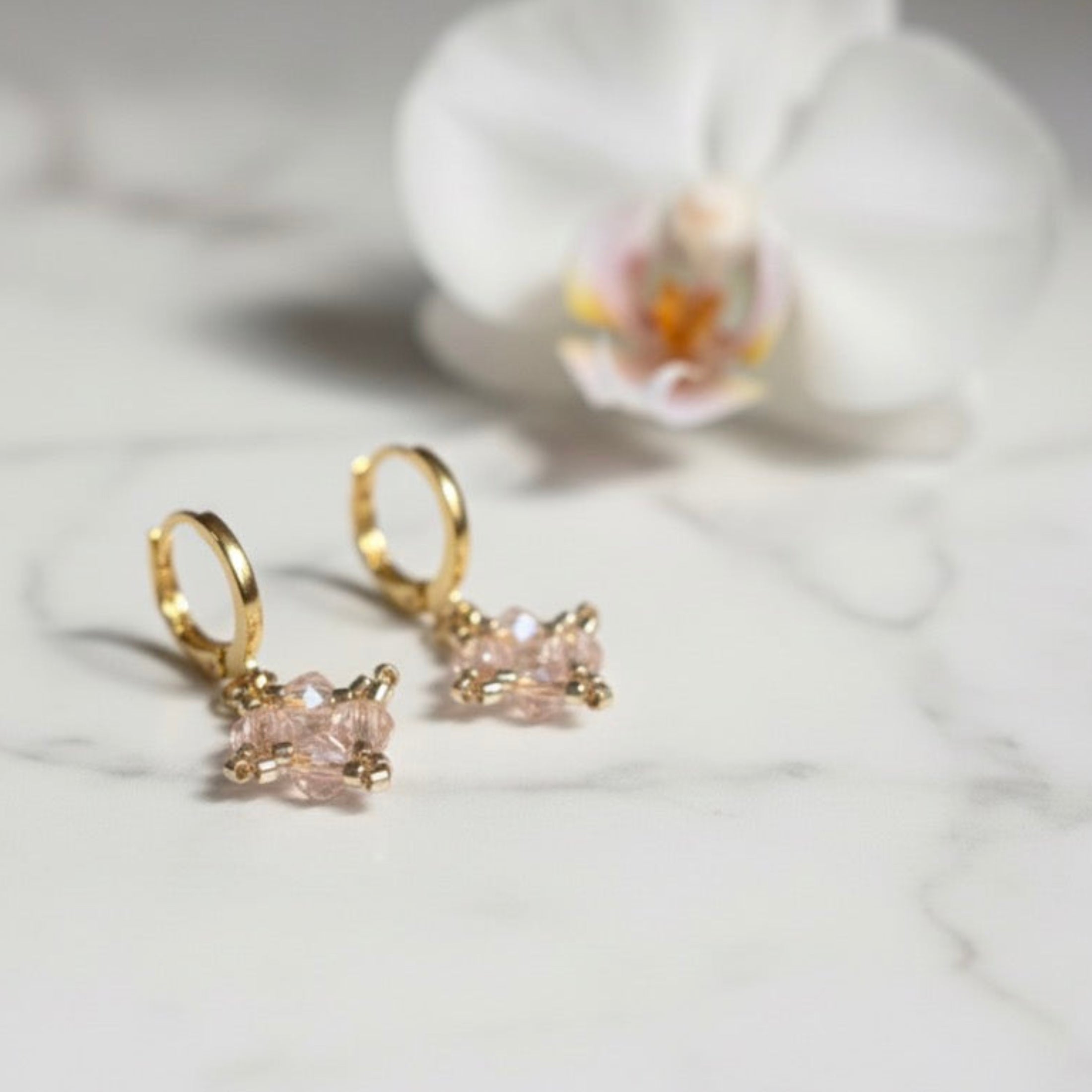 Boucles d'oreilles Colette ÔParis – créoles dorées ornées de perles de verre toupie rose et perles Miyuki gold, création artisanale fait main