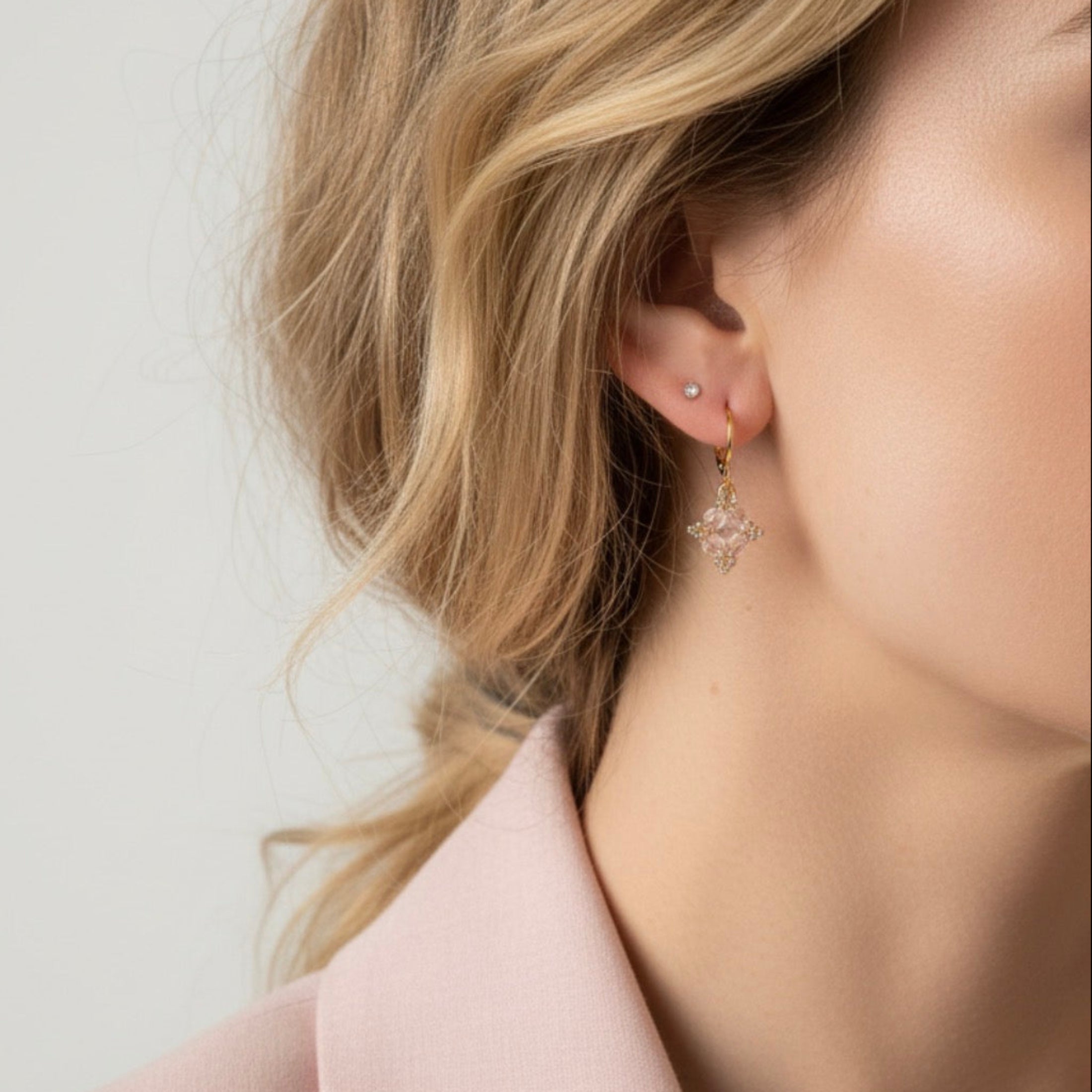 Boucles d'oreilles Colette ÔParis – perles toupie rose et Miyuki Galvanized Pale Gold portées sur oreille, bijou fait main élégant et léger