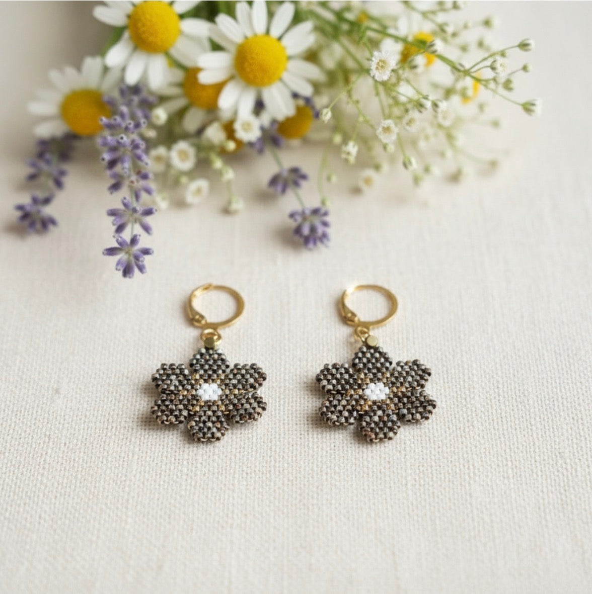 Boucles d'oreilles Rebeka ÔParis – fleurs tissées à la main en perles Miyuki Picasso dorées, cœur blanc, sur fond de marguerites et lavande