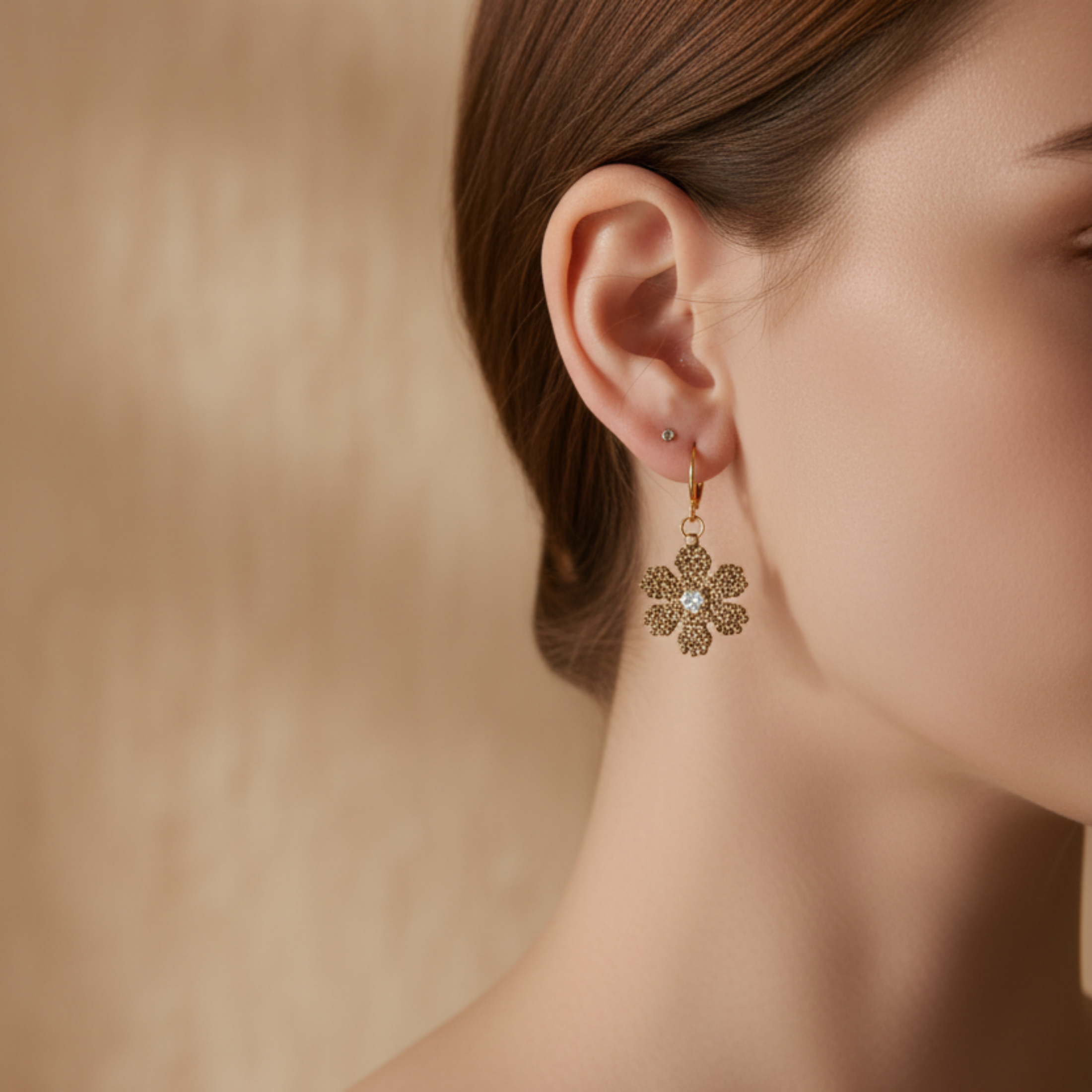 Boucles d'oreilles Rebeka ÔParis portées – pendentif fleur en perles Miyuki dorées sur créole acier inoxydable, vue de profil