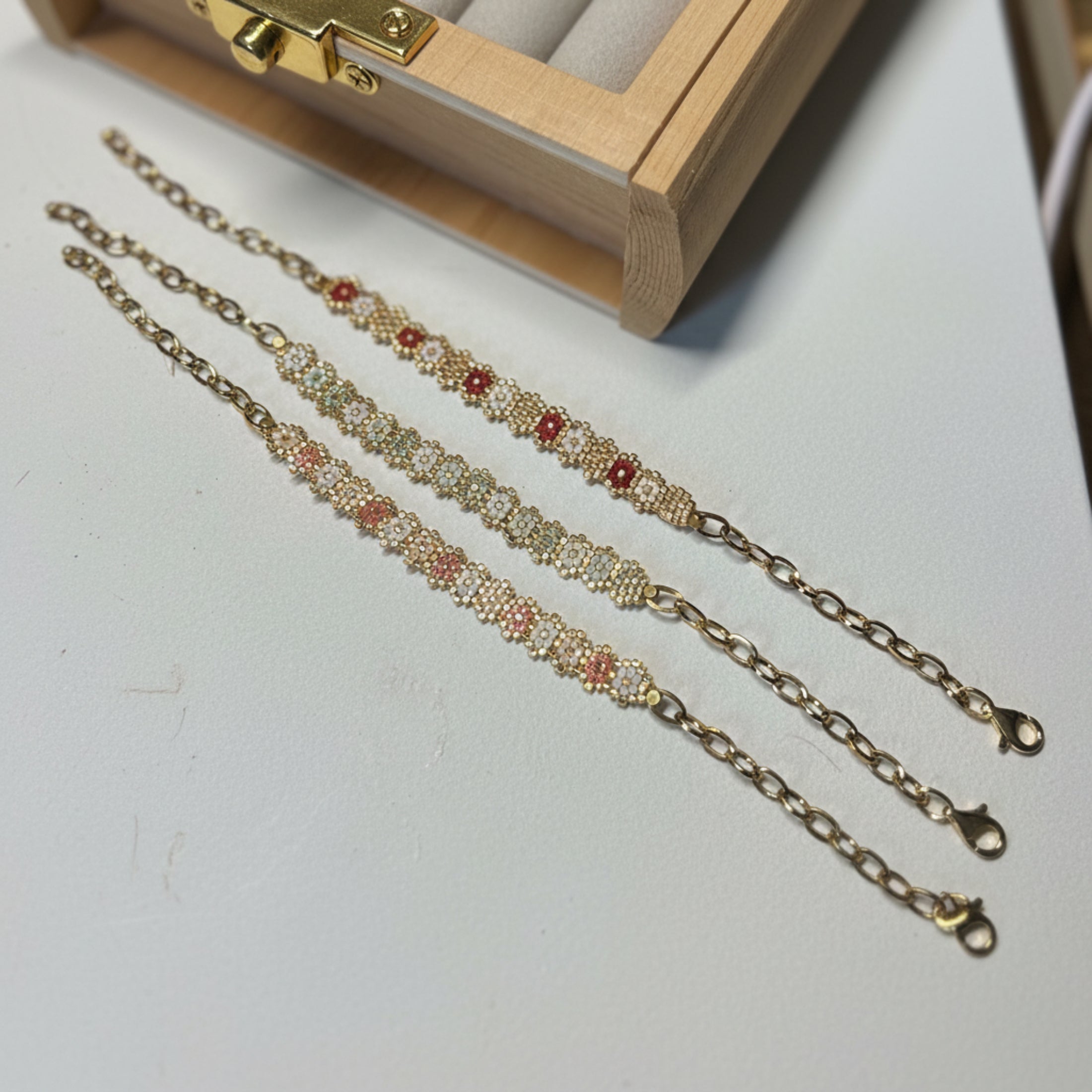Bracelets faits main Owen ÔParis en perles Miyuki motifs floraux — coloris bordeaux, vert et rose sur chaîne acier inoxydable doré
