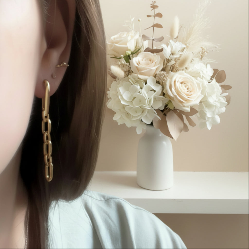 Boucles d'oreilles Chain ÔParis portées à l'oreille — maillons acier inoxydable doré, longueur 5 cm