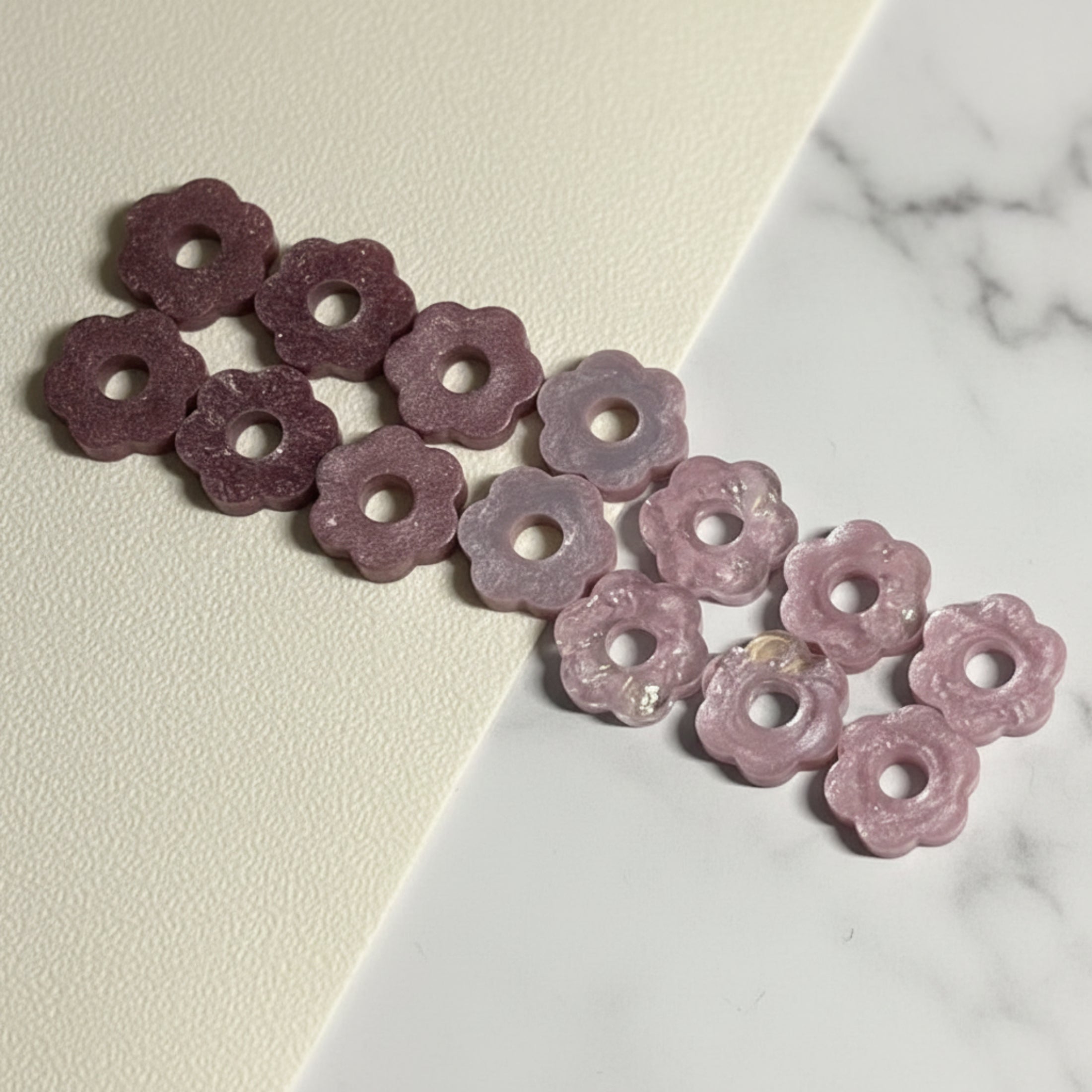 Pampilles fleur en résine faites main, dégradé mauve foncé à rose poudré, finition brillante