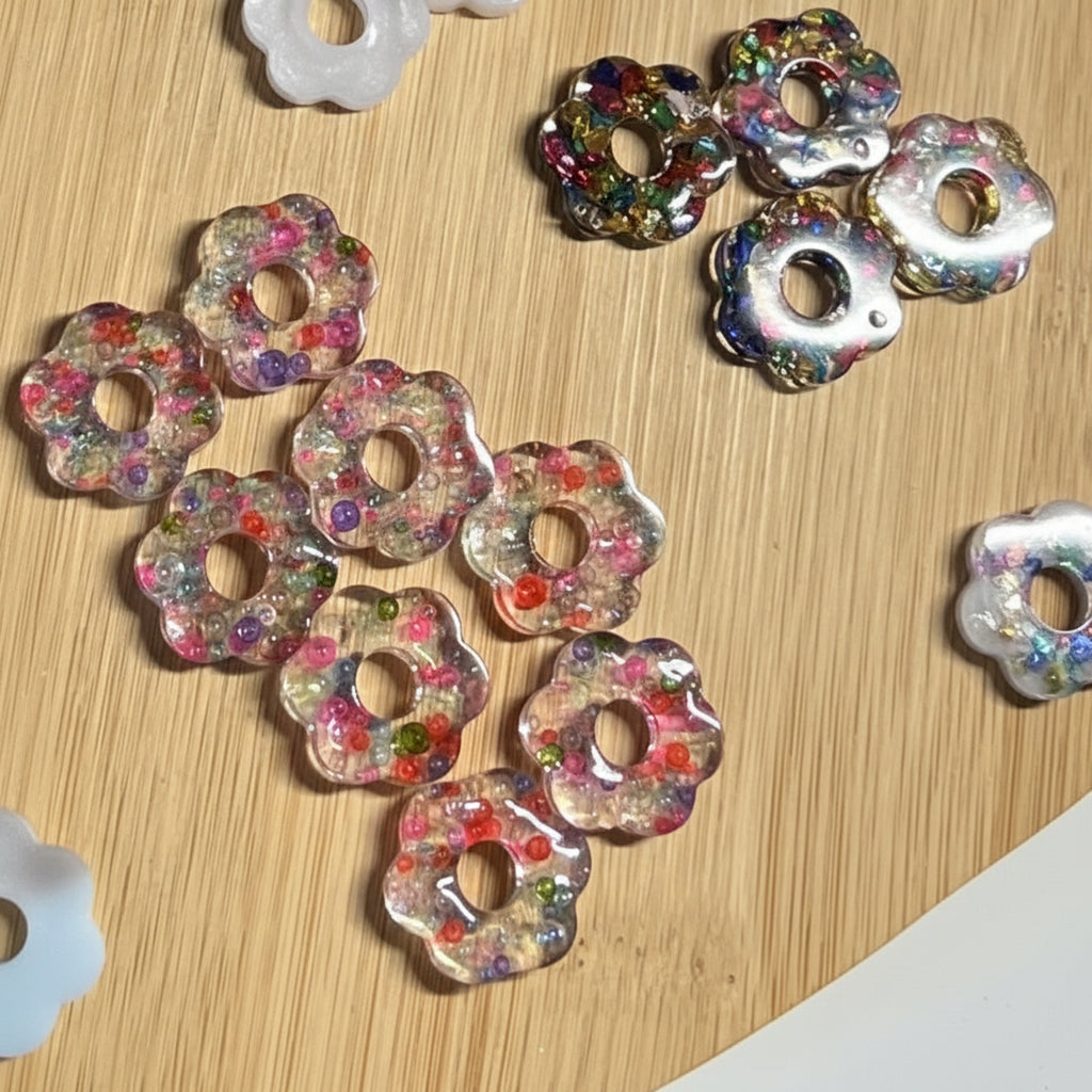 Pampilles fleur en résine faites main, inclusion de perles Miyuki multicolores, tons pastel et foncés, finition transparente