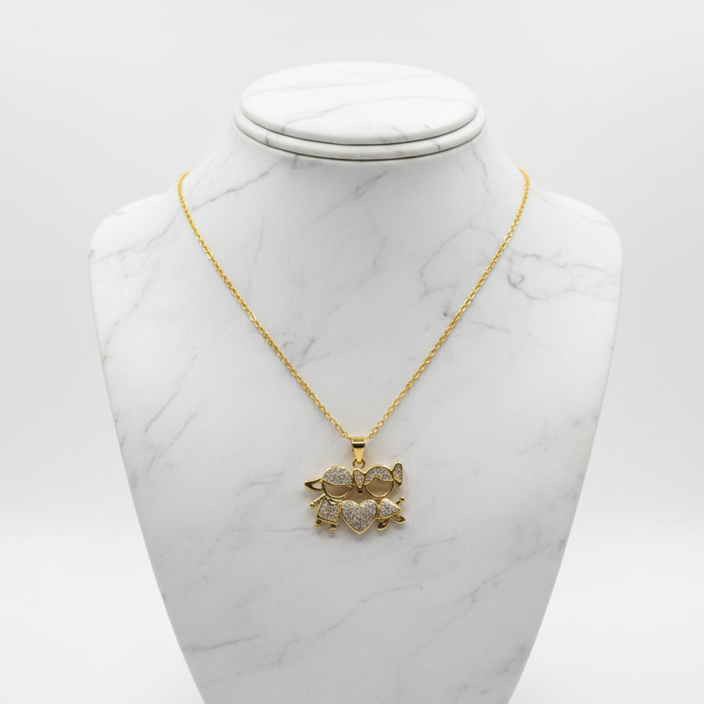 Pendentif duo garçon et fille doré plaqué or 18K (1 µm), pavé de zircons cubiques, chaîne dorée 45 cm.