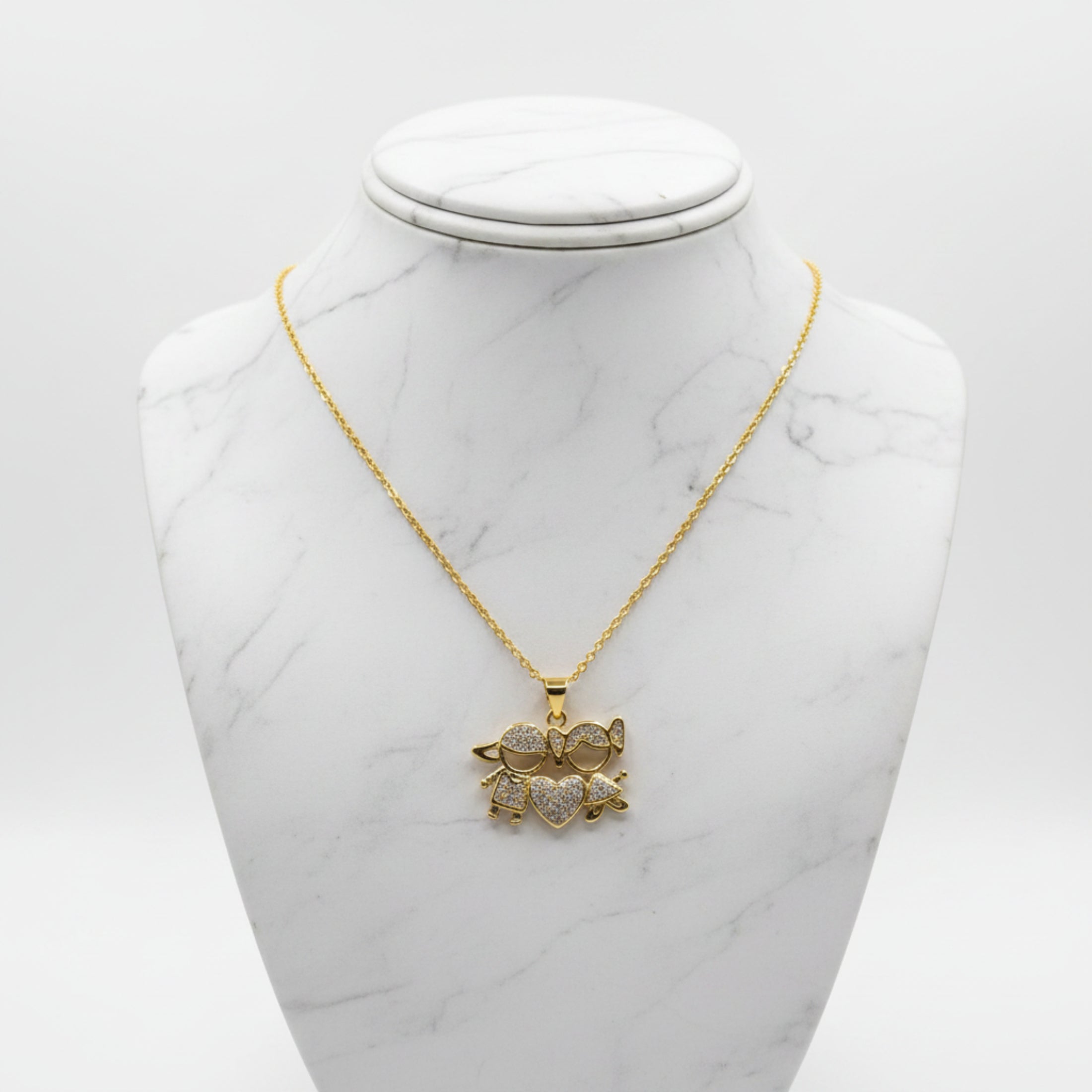 Pendentif duo garçon et fille doré plaqué or 18K (1 µm), pavé de zircons cubiques, chaîne dorée 45 cm.