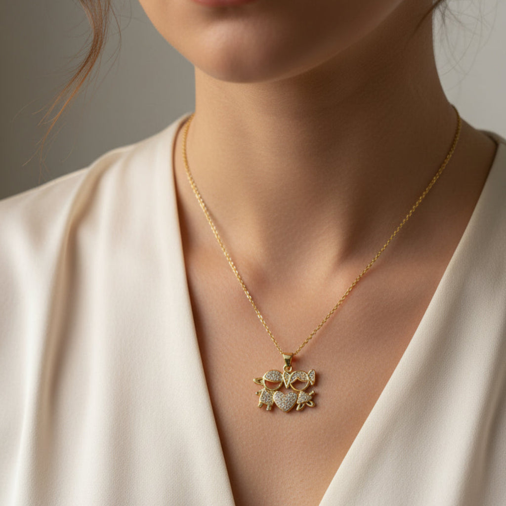  Collier pendentif duo garçon et fille doré porté au décolleté, zircons cubiques scintillants, finition plaqué or 18K.