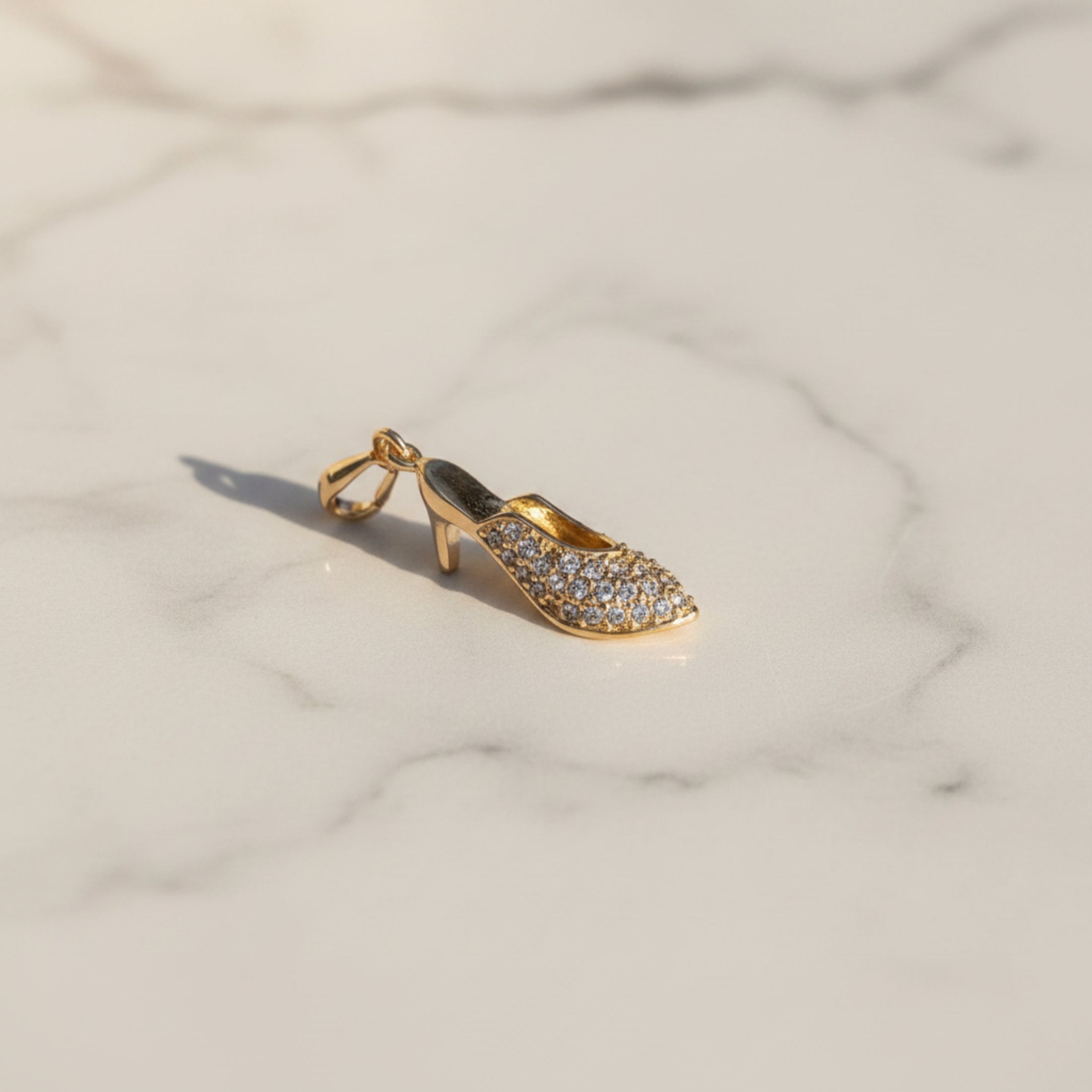 Charm escarpin doré plaqué or (1 µm), pavé de zircons cubiques, dimensions 30 × 18 mm.