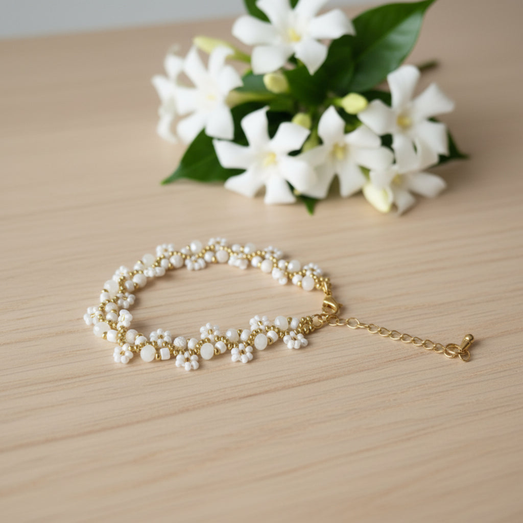 Bracelet tissé main perles verre facettes blanc nacré et rocailles dorées, fermoir mousqueton doré avec chaîne d'extension