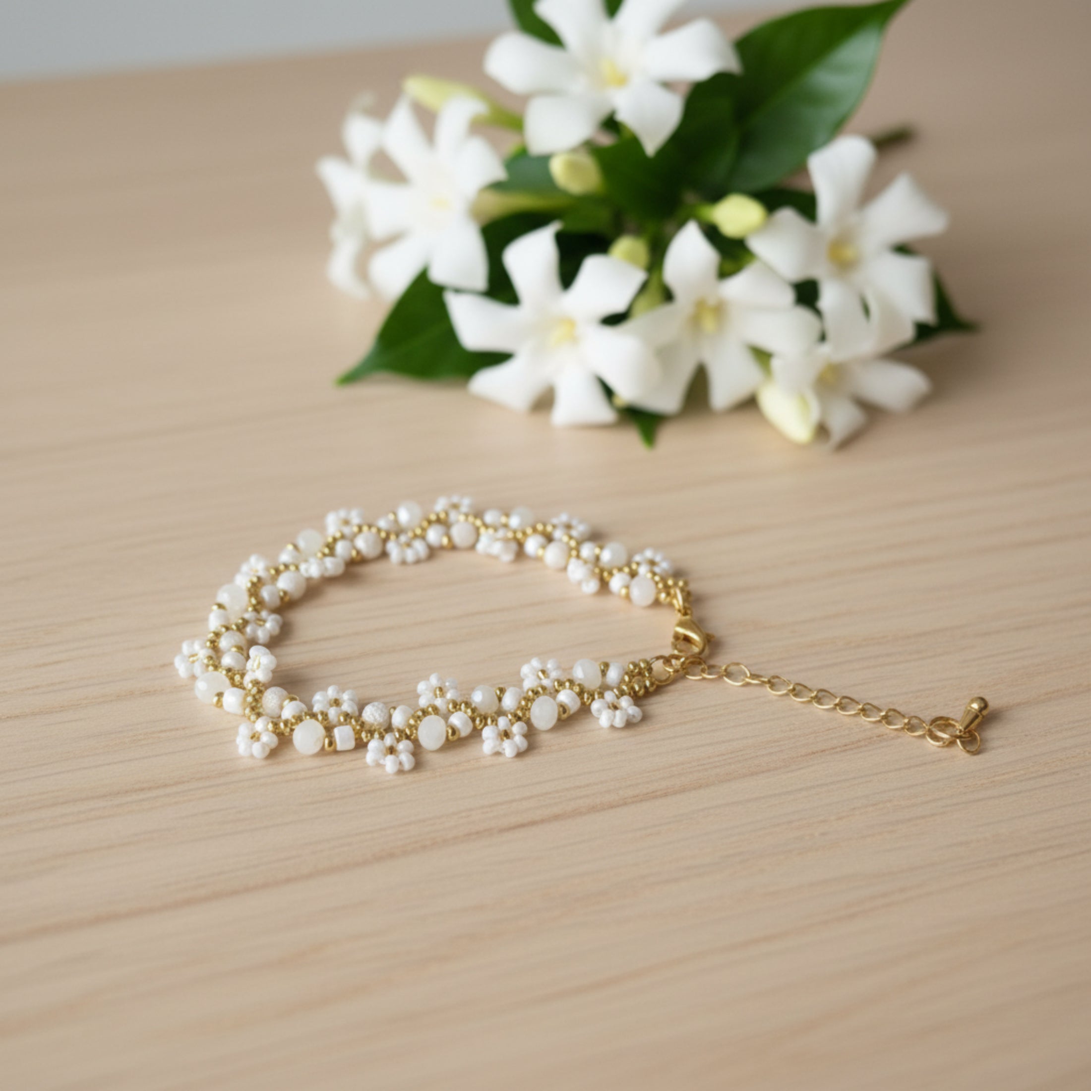 Bracelet tissé main perles verre facettes blanc nacré et rocailles dorées, fermoir mousqueton doré avec chaîne d'extension