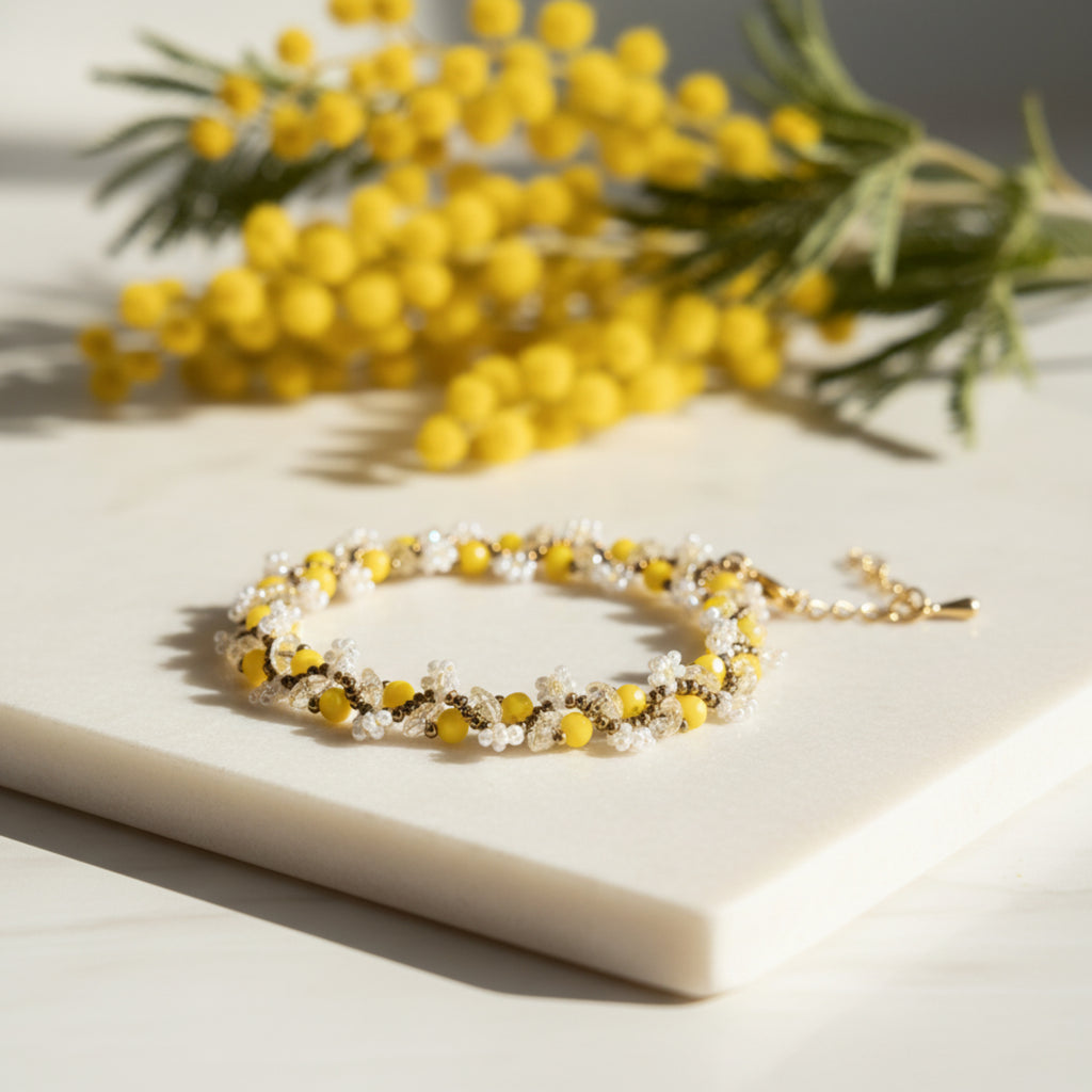 Bracelet tissé main perles verre facettes jaune soleil, rocailles blanc nacré et dorées, fermoir mousqueton doré avec chaîne d'extension