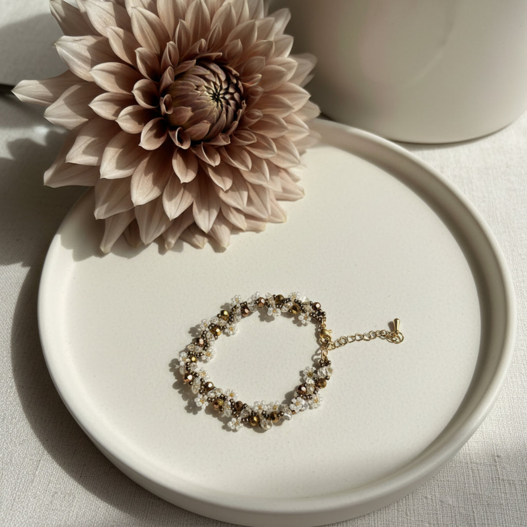 Bracelet tissé main perles verre facettes bronze et champagne, rocailles blanc cristal et bronze dorées, fermoir mousqueton doré avec chaîne d'extension