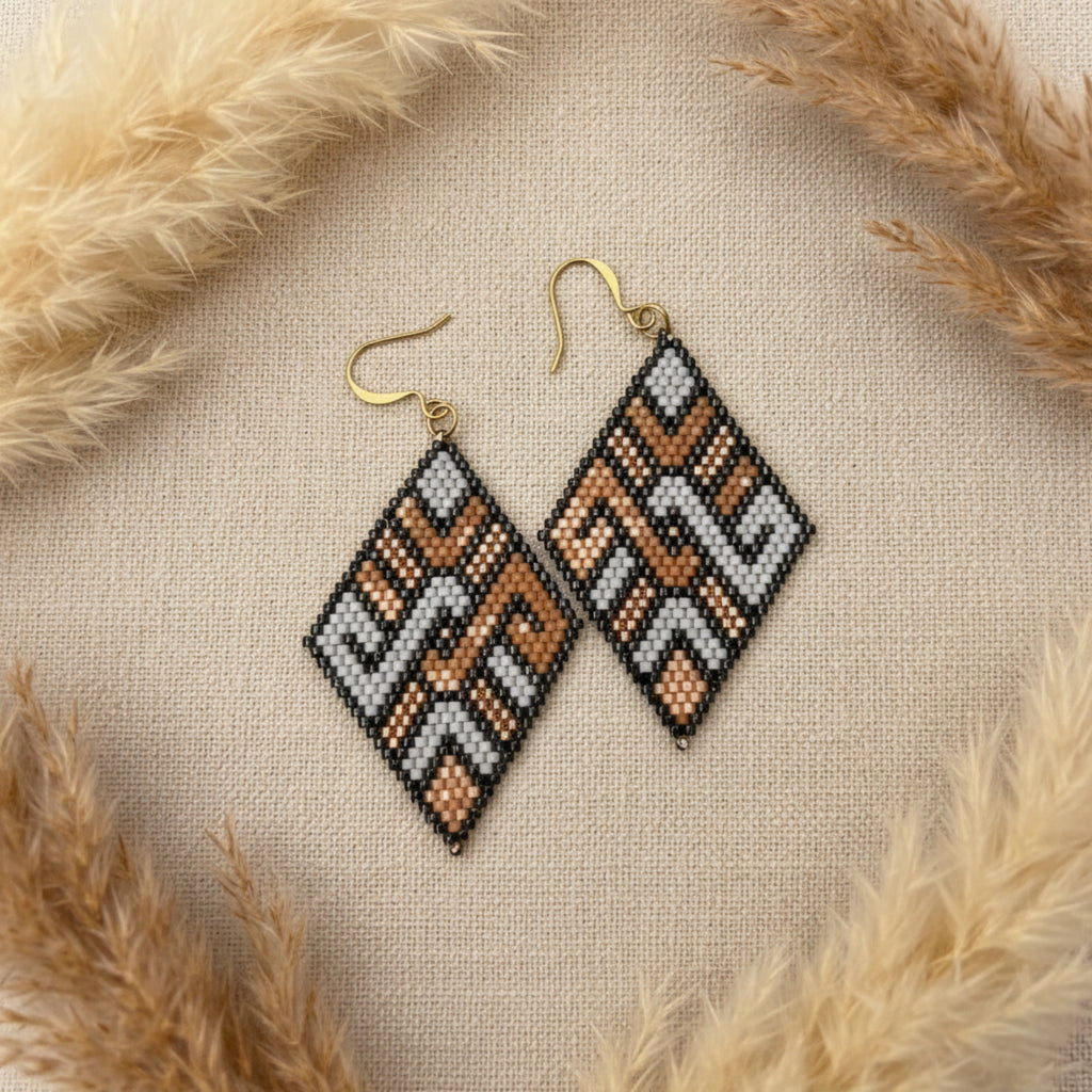 Boucles d'oreilles ÔParis tissées à la main en perles Miyuki Delica, motif chevron géométrique noir, cuivré et gris argenté, crochet doré, 7 cm.