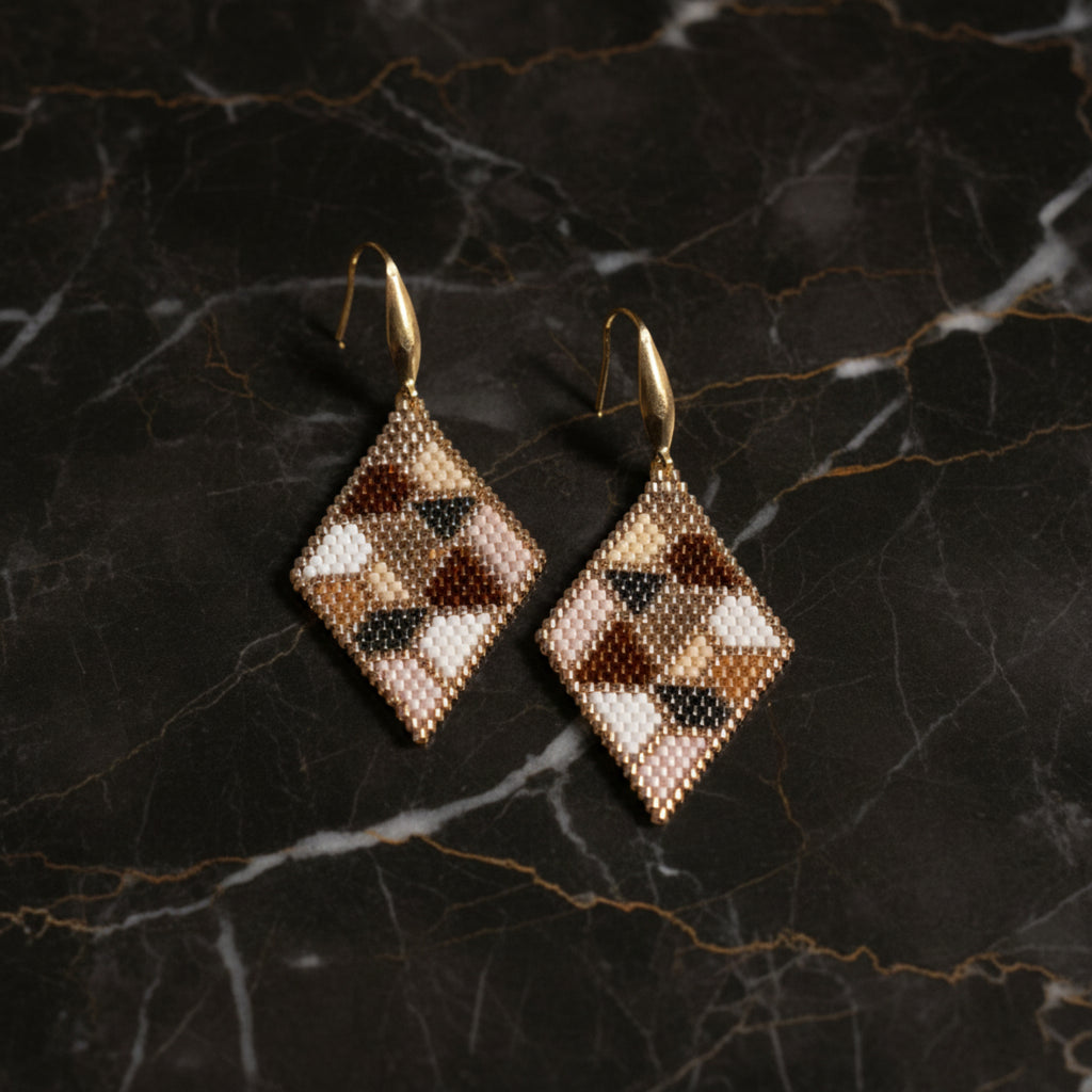 Boucles d'oreilles ÔParis tissées à la main en perles Miyuki Delica, motif géométrique losange beige rosé, brun et reflets dorés, crochet doré, 6 cm.