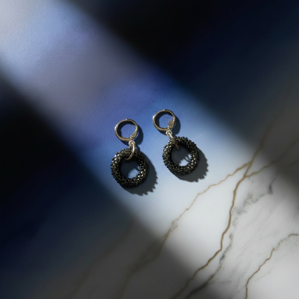 Boucles d'oreilles ÔParis, anneau tissé main en perles Miyuki Delica noir et anthracite, monté sur mini créole dorée, longueur 3,5 cm.