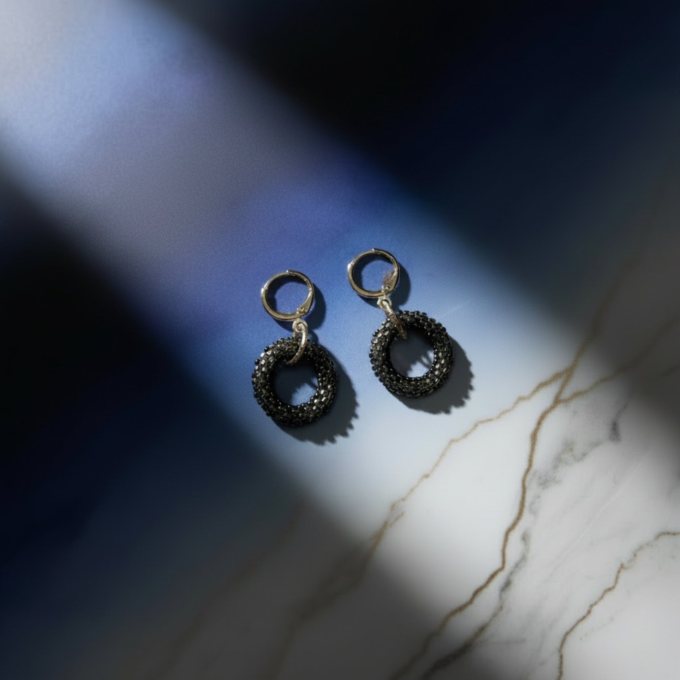 Boucles d'oreilles ÔParis, anneau tissé main en perles Miyuki Delica noir et anthracite, monté sur mini créole dorée, longueur 3,5 cm.