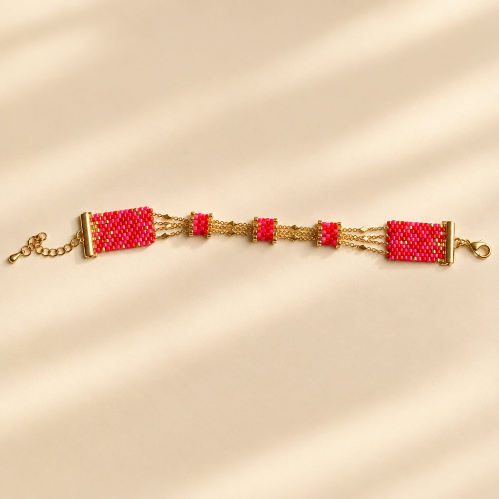 Bracelet Rosalia fait main en perles Miyuki roses, rouges et dorées, chaînes en acier inoxydable et chaînette d’extension.
