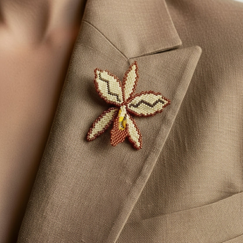 Broche Orchidée portée sur veste beige - bijou artisanal fait main Miyuki ÔParis