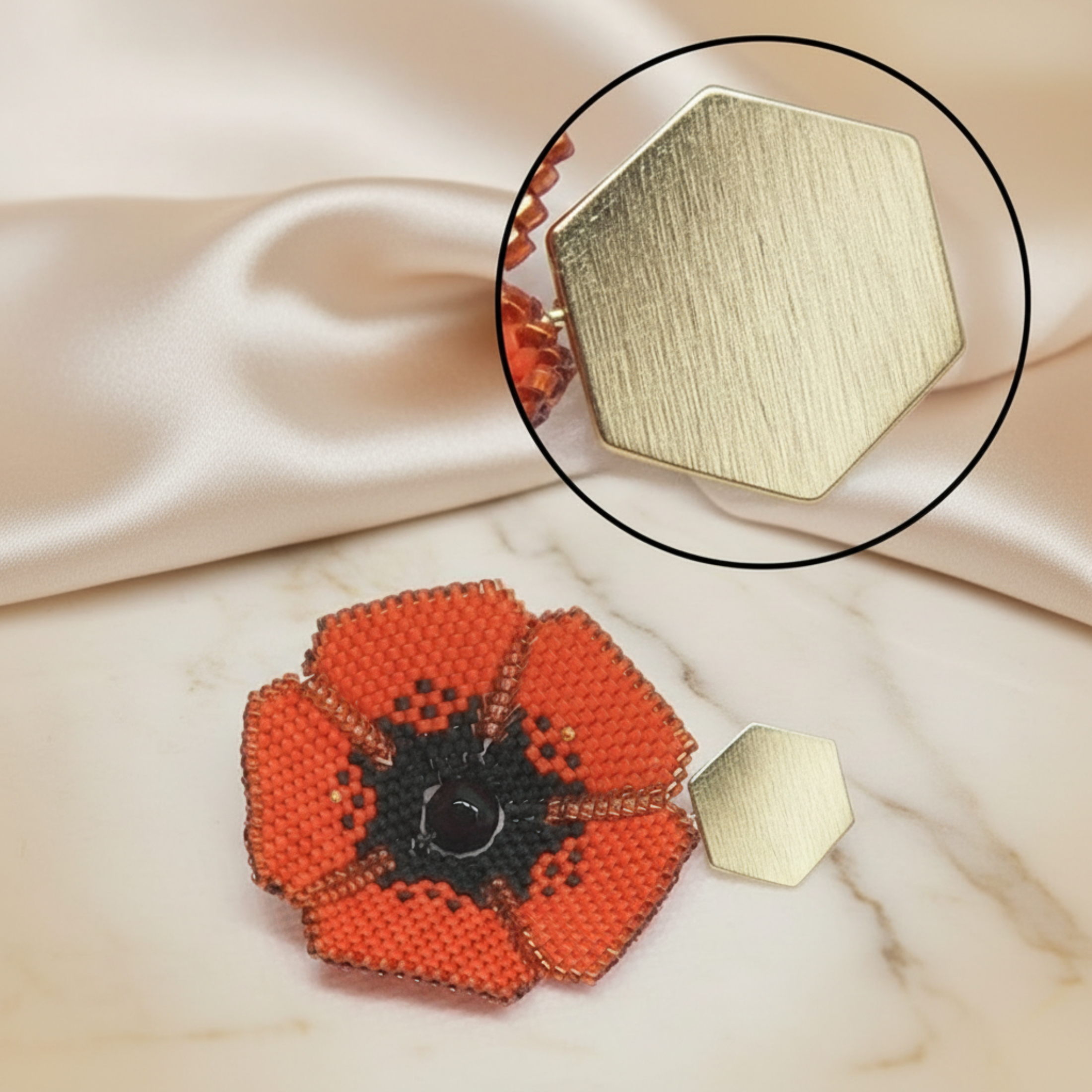 Détail boucles d'oreilles Coquelic' ÔParis - travail artisanal perles et cristaux
