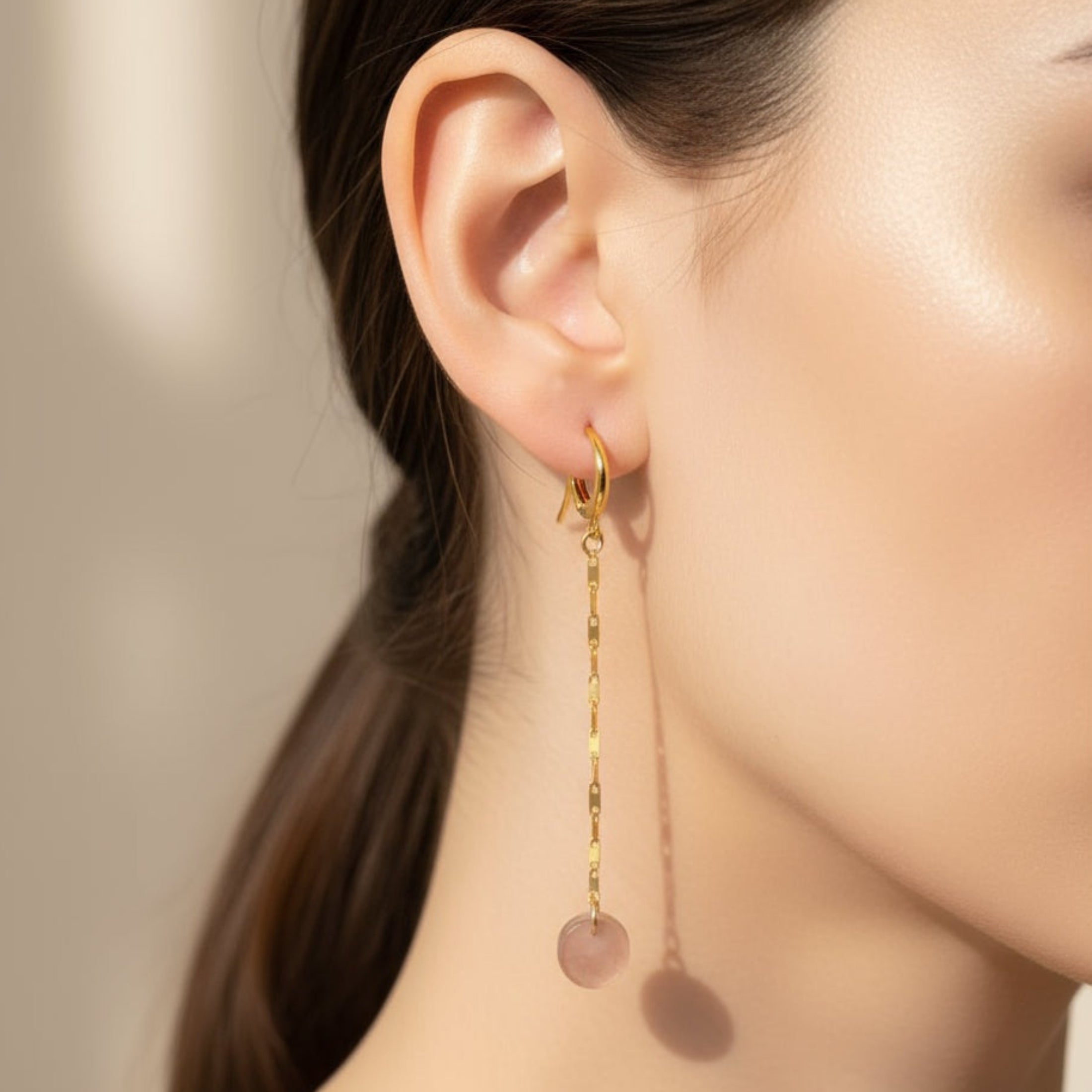 Boucles d'oreilles pendantes dorées résine rose poudré ÔParis