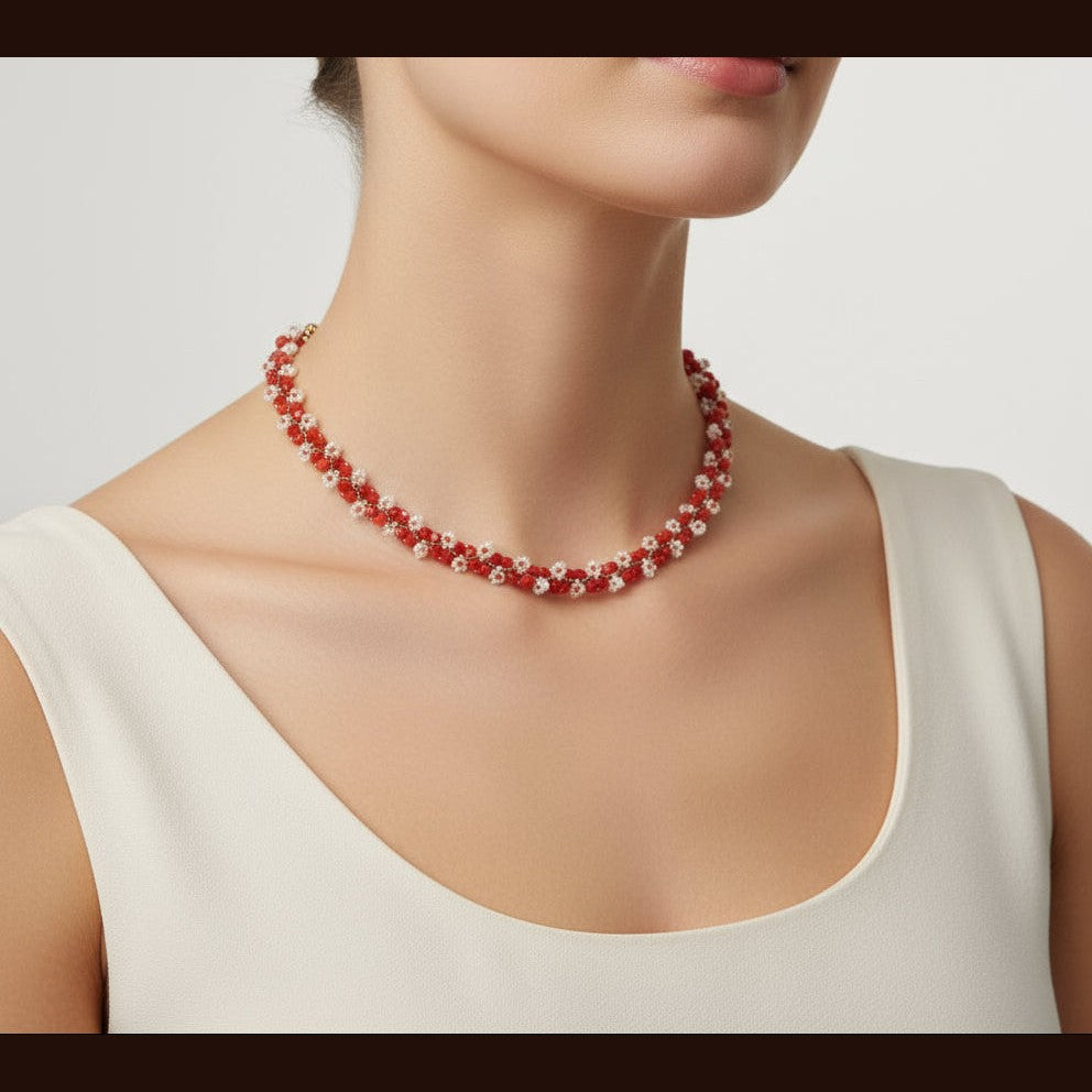 Détail collier Amaryllis tissage perles artisanal motif floral ÔParis