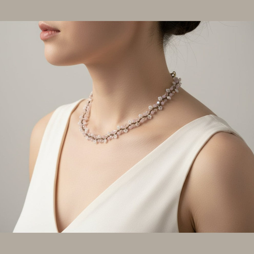 Détail collier Pivoine tissage perles artisanal motif floral ÔParis